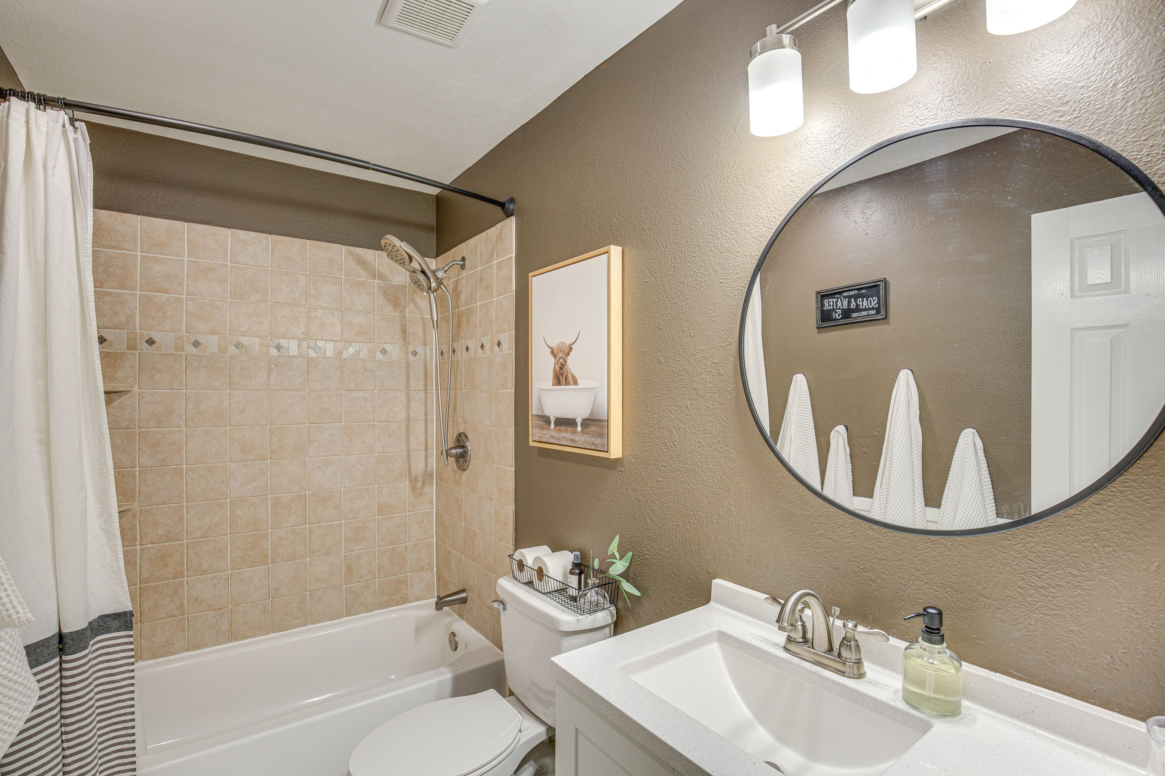 Full Bathroom | Complimentary Toiletries