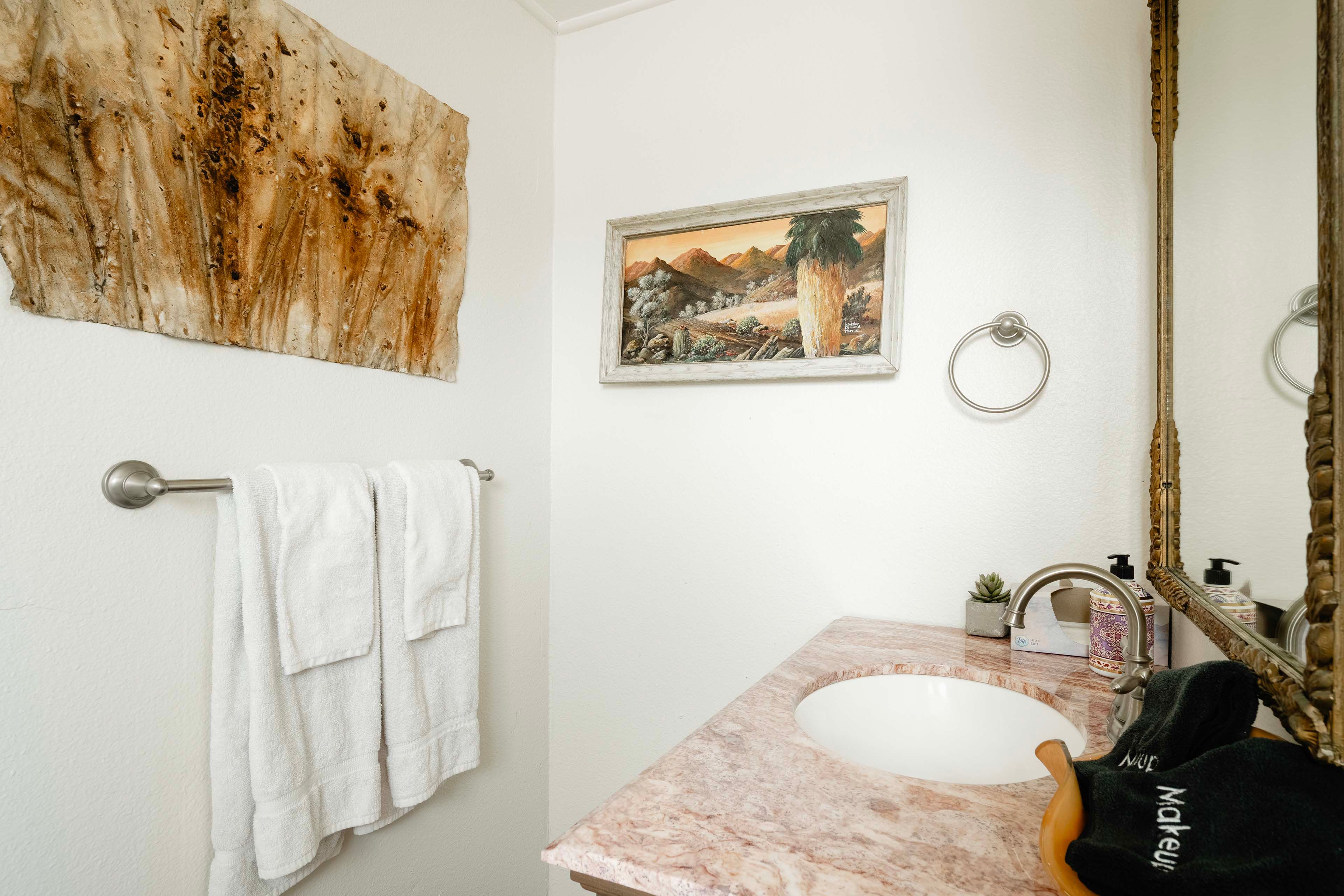 Full Bathroom | Complimentary Toiletries