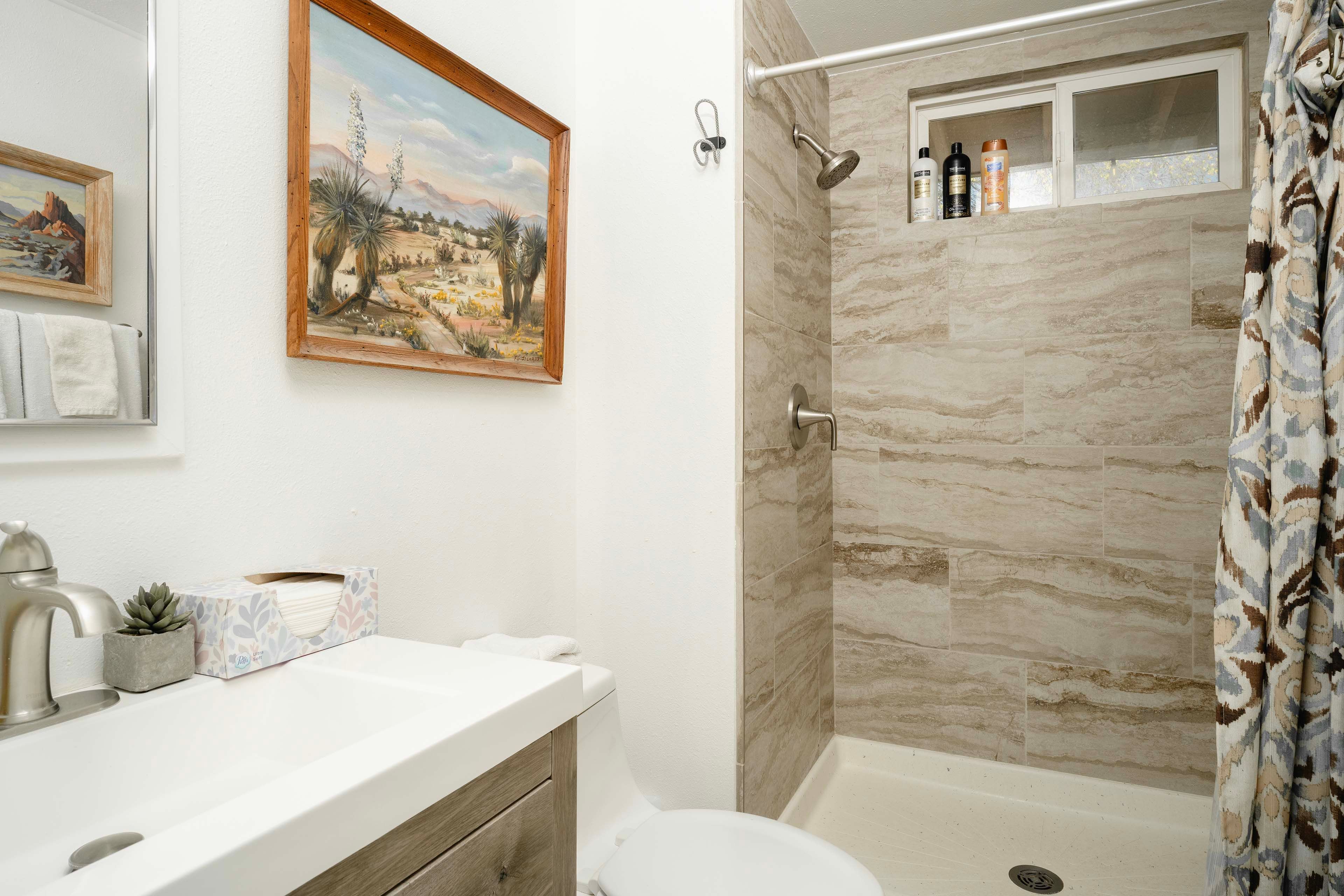 Full Bathroom | Towels Provided