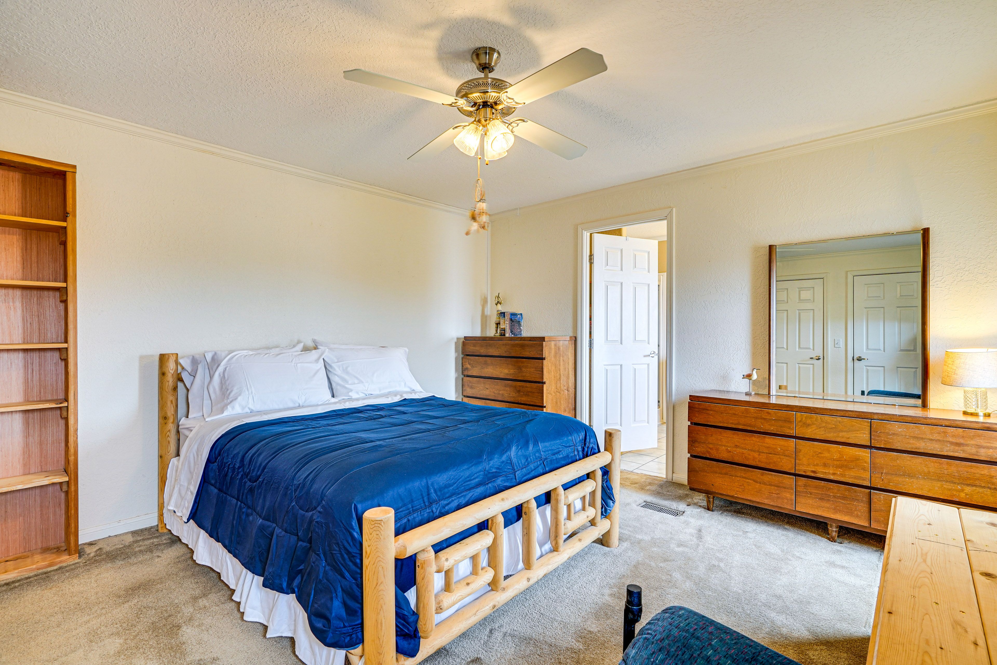 Bedroom 1 | Queen Bed
