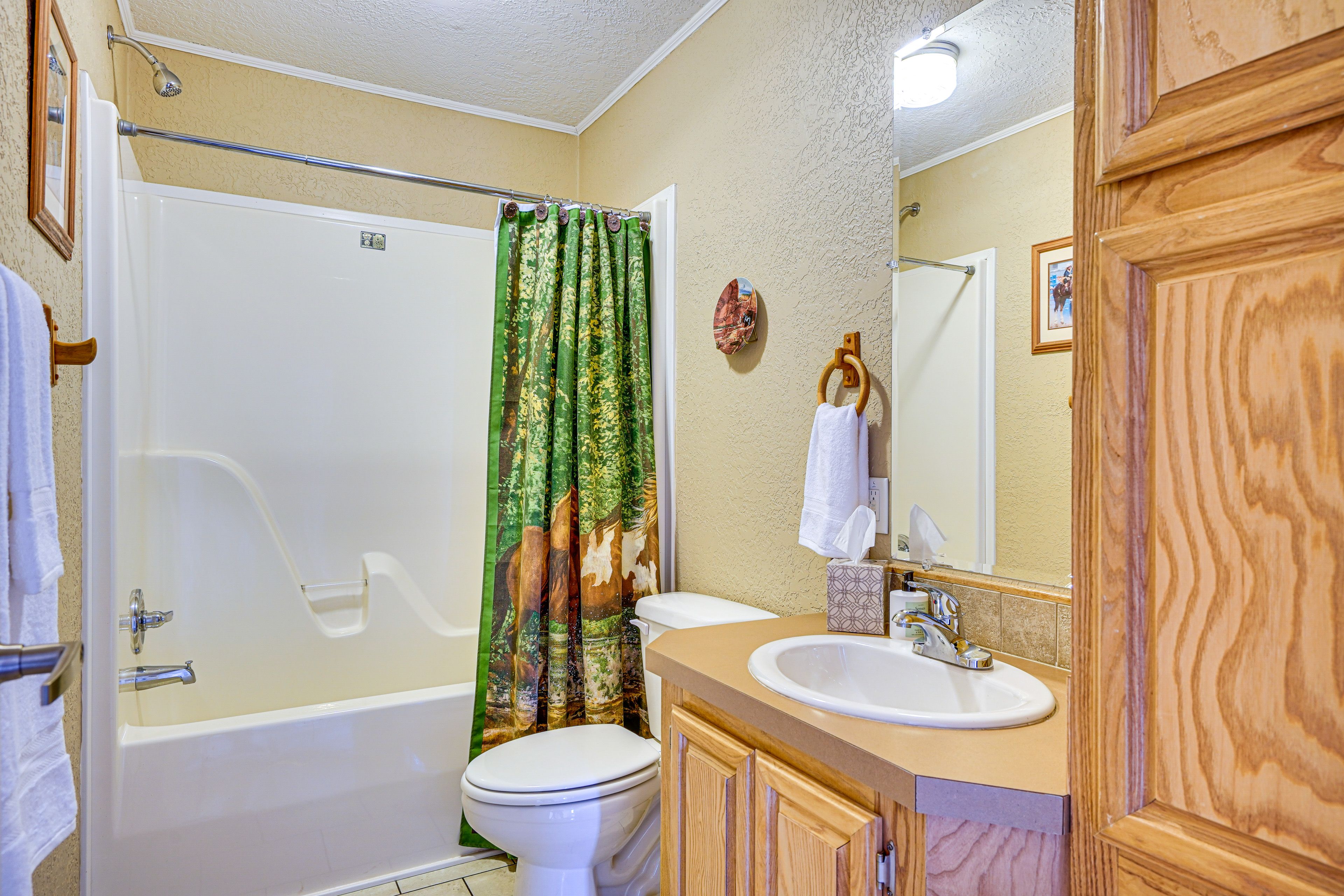 Full Bathroom | Towels Provided