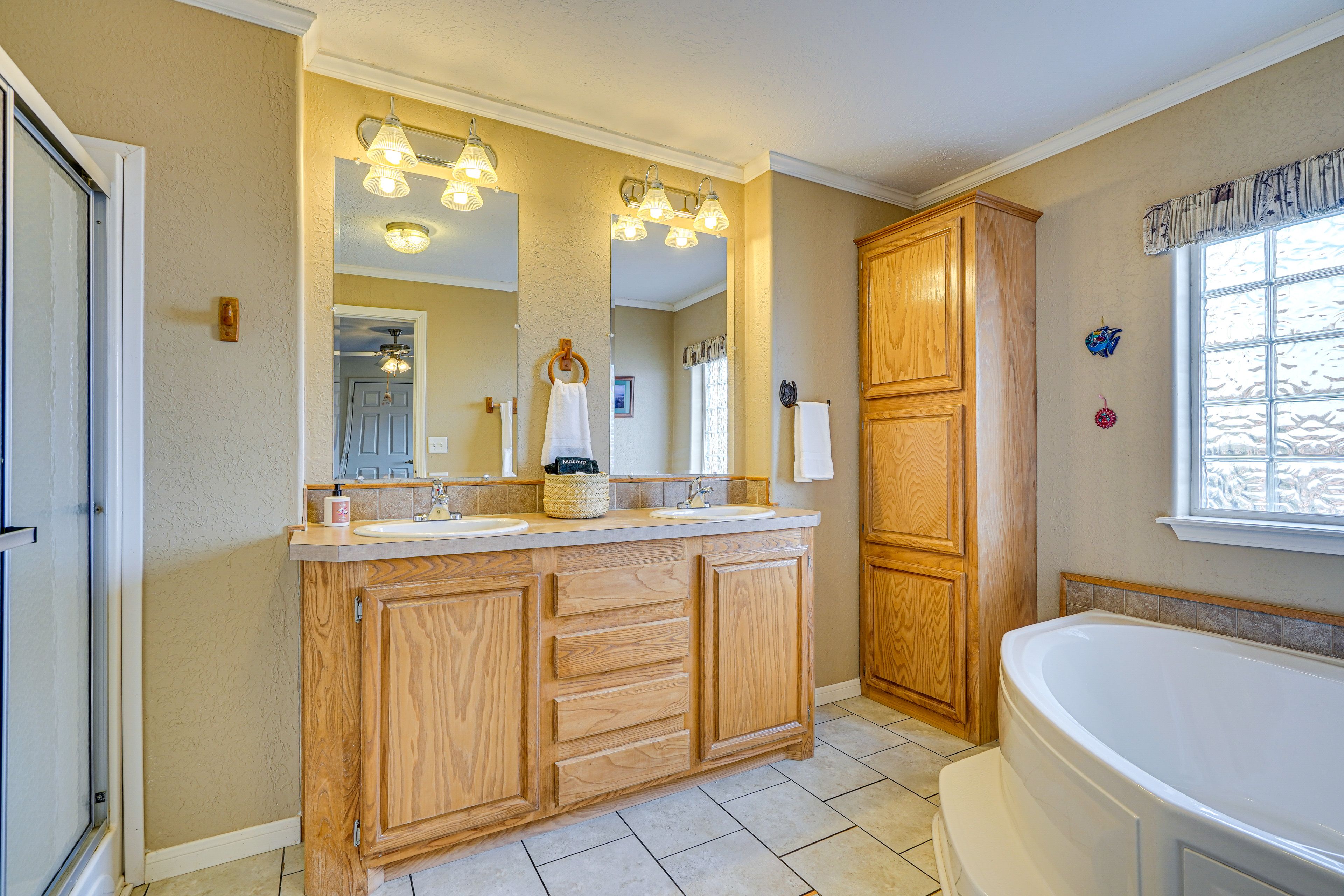 Full Bathroom | Complimentary Toiletries