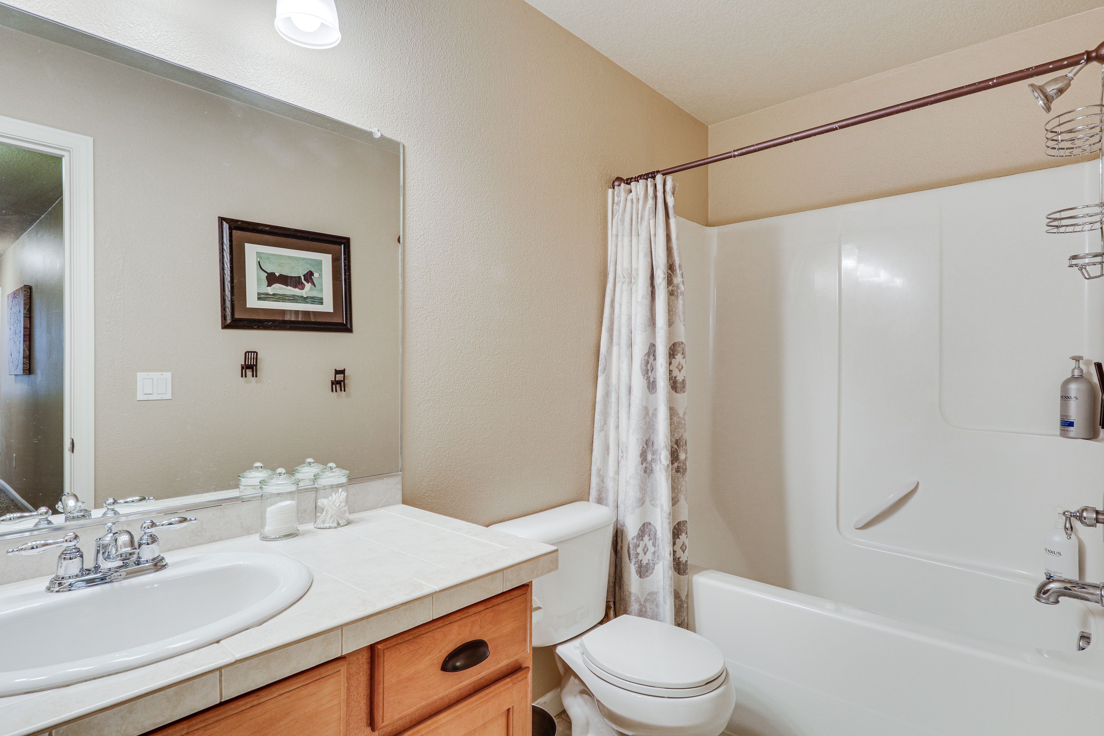 Full Bathroom | Towels Provided | 2nd Floor
