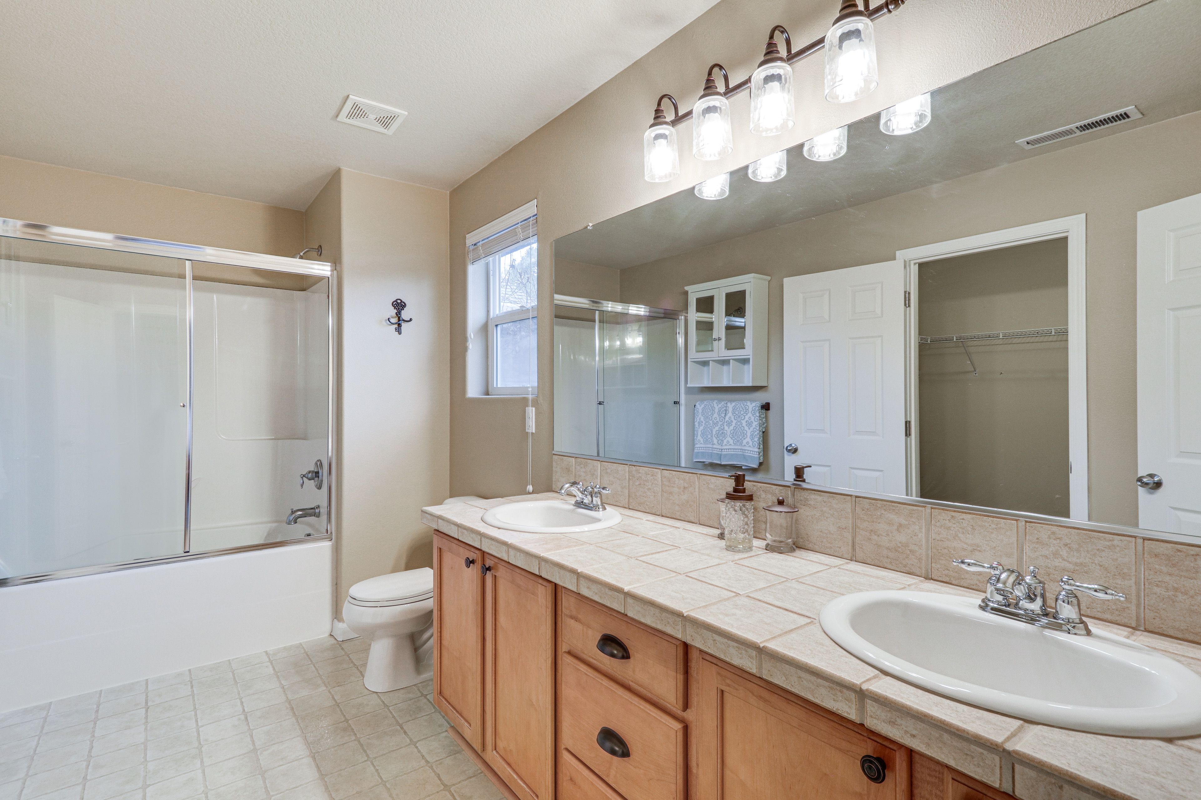 Full Bathroom | Complimentary Toiletries | 2nd Floor
