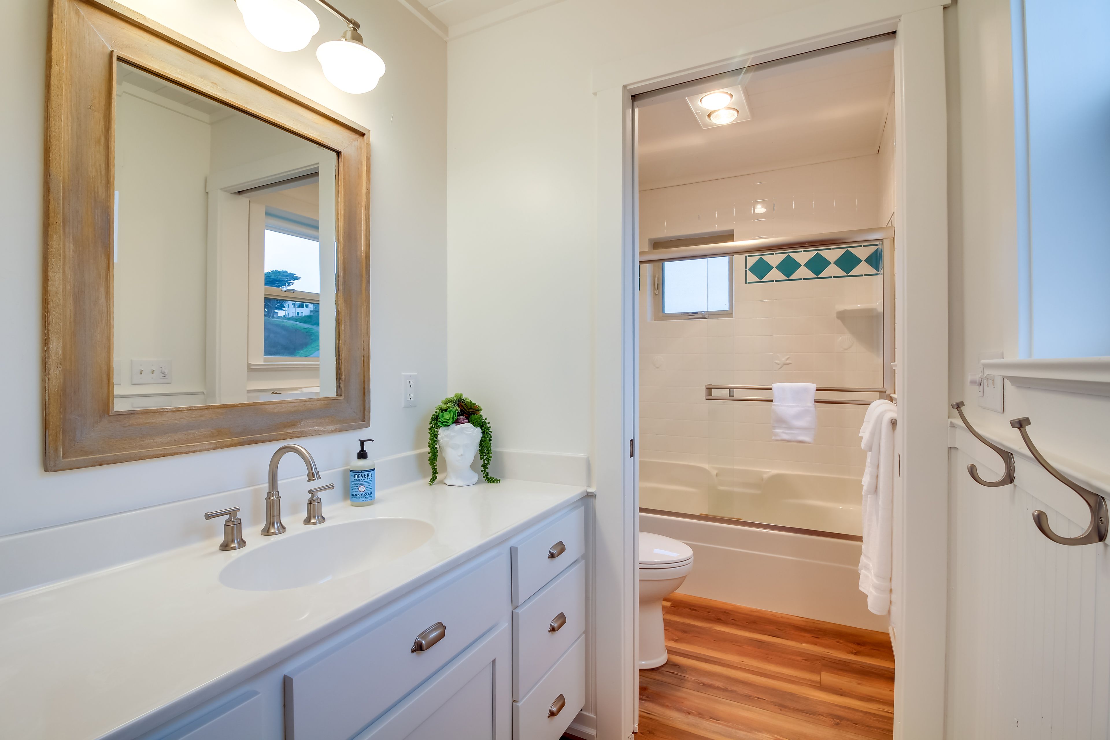 Full Bathroom | Towels Provided