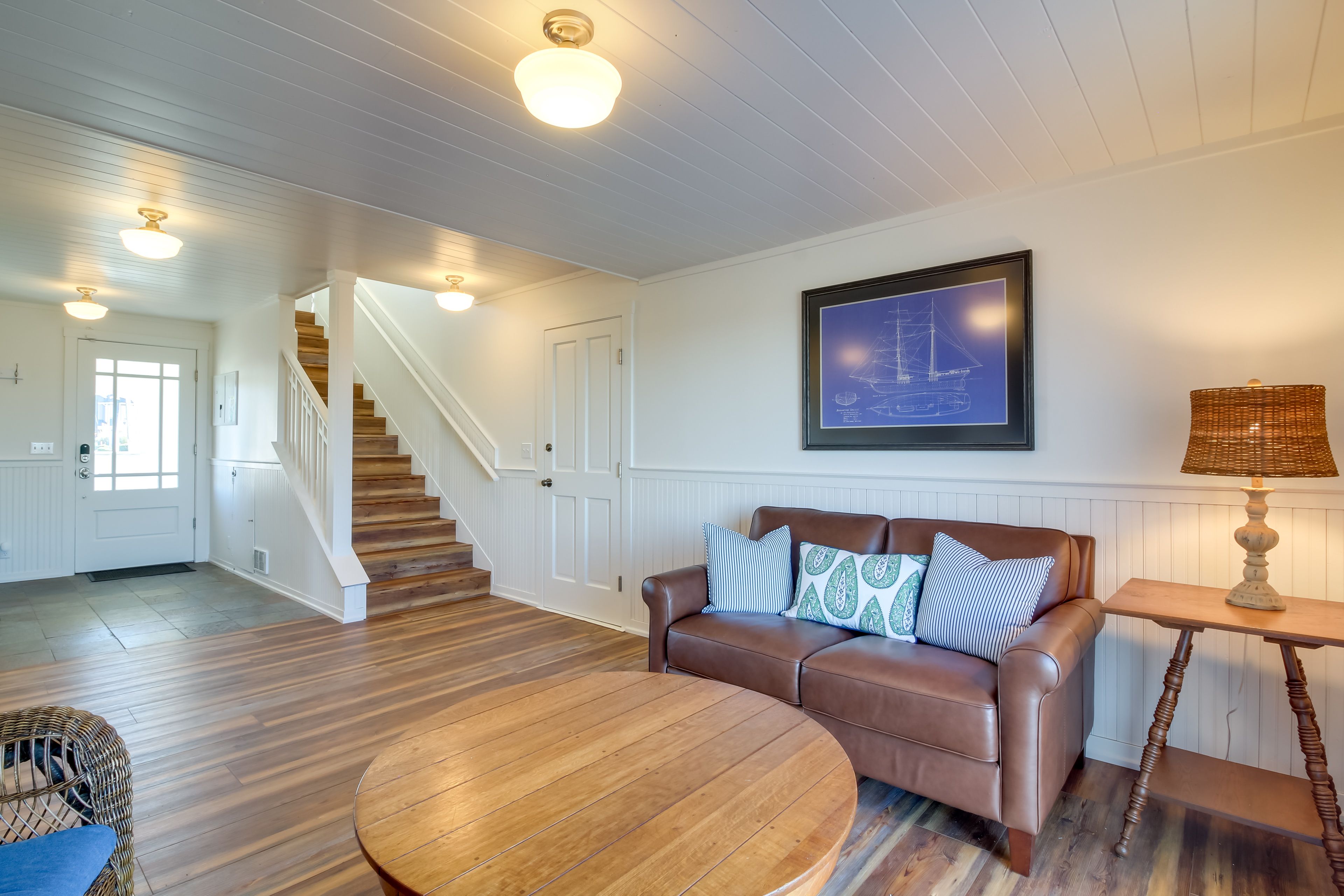 Entry | Sitting Room | Smart TV w/ Cable