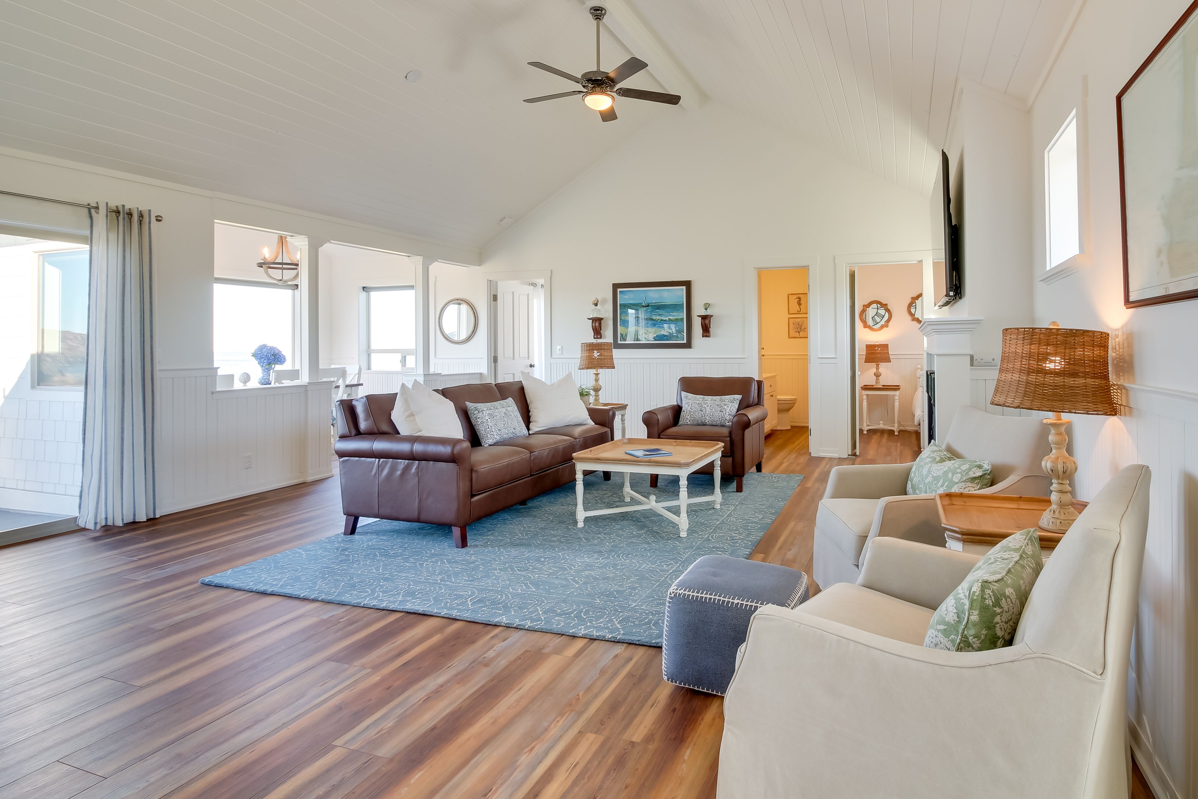 Living Room | Gas Fireplace | Smart TV w/ Cable