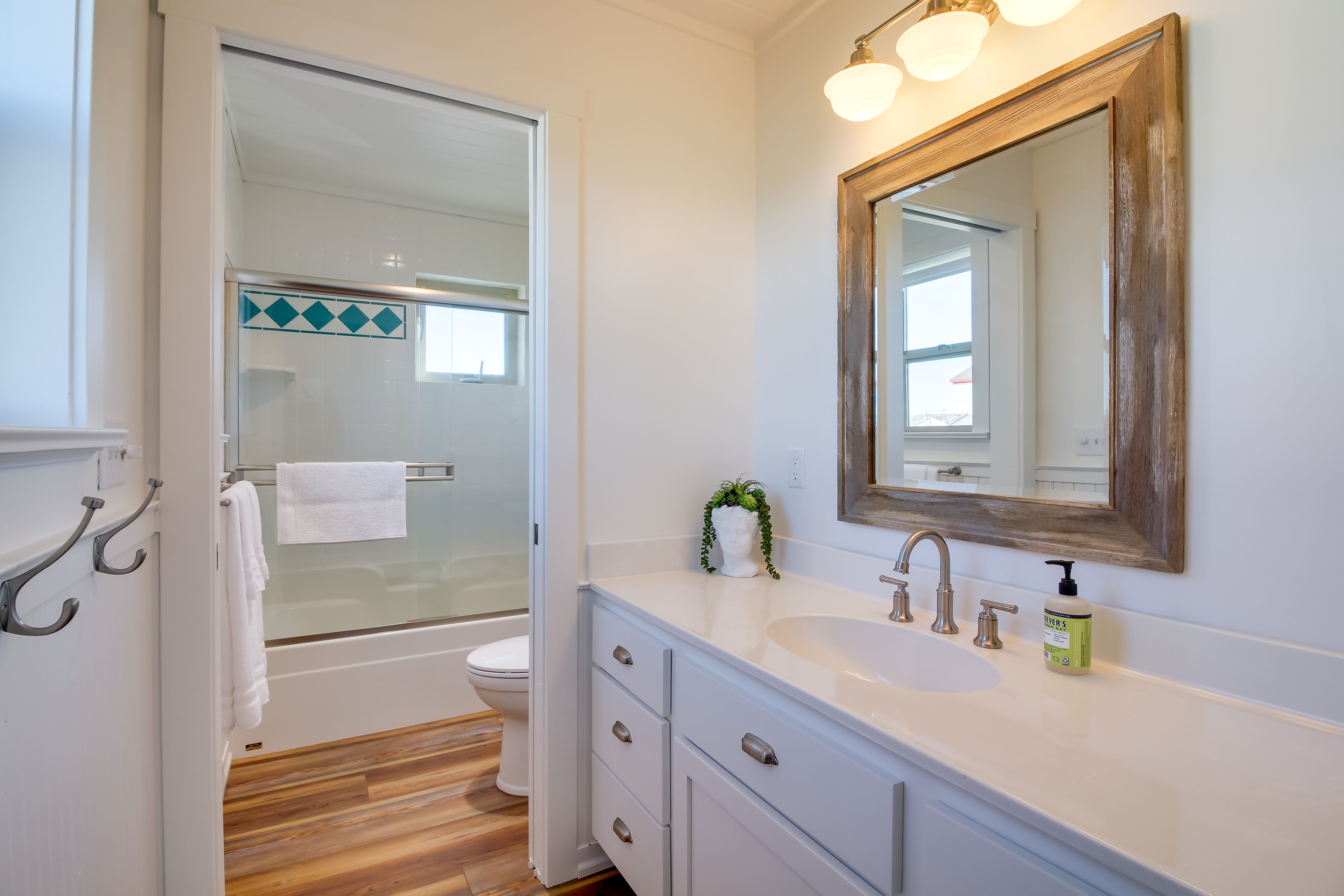 Full Bathroom | Towels Provided