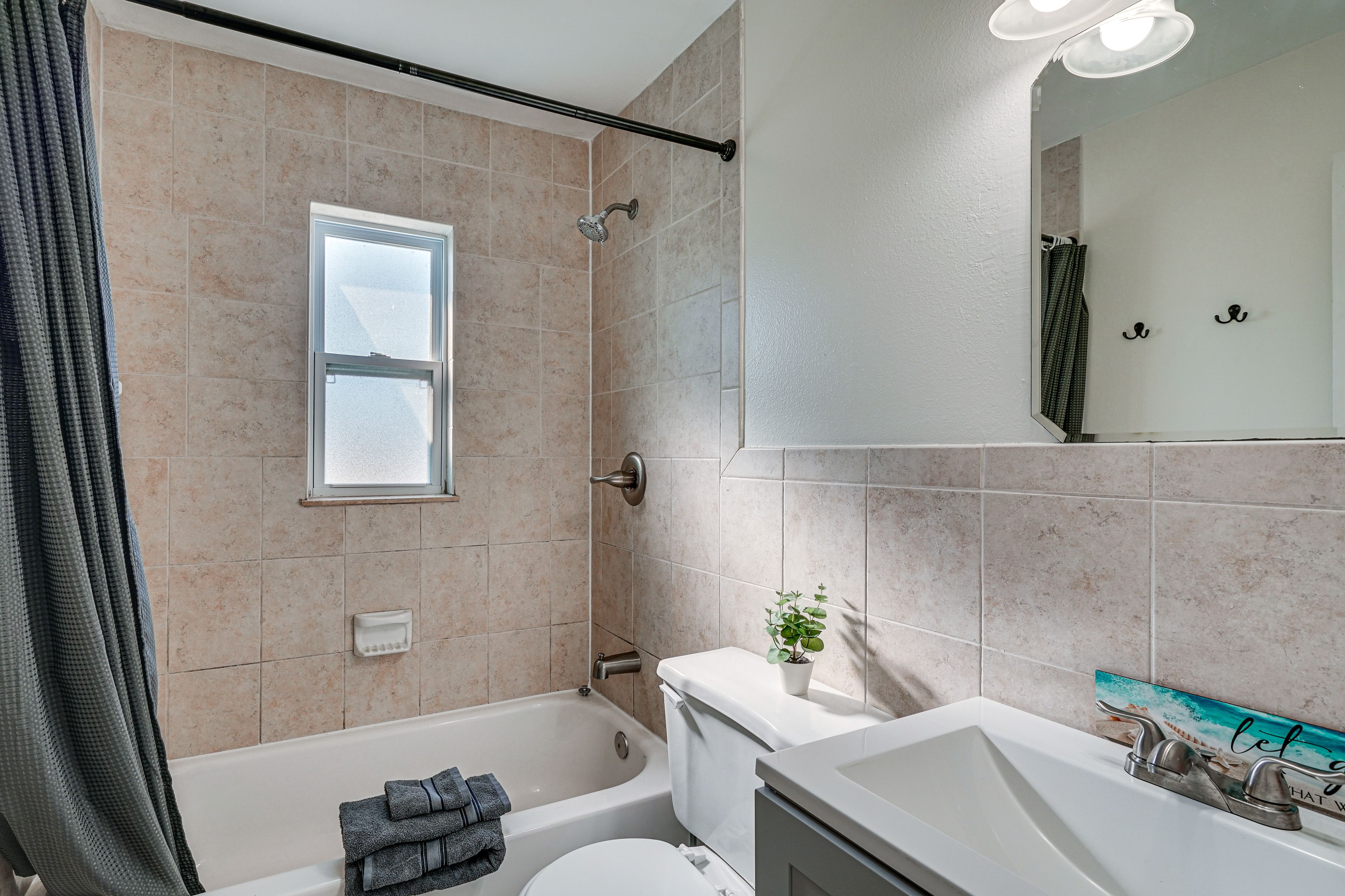 Full Bathroom | Towels Provided | Complimentary Toiletries