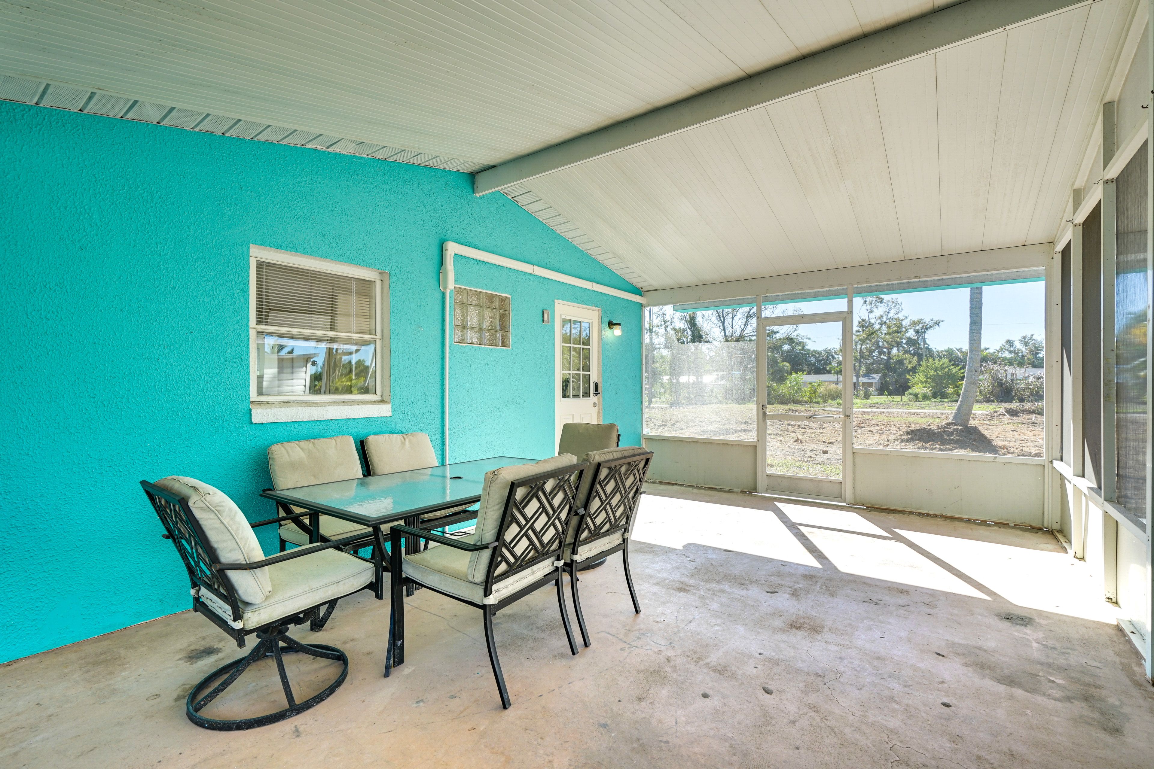 Screened Wraparound Patio | Outdoor Dining