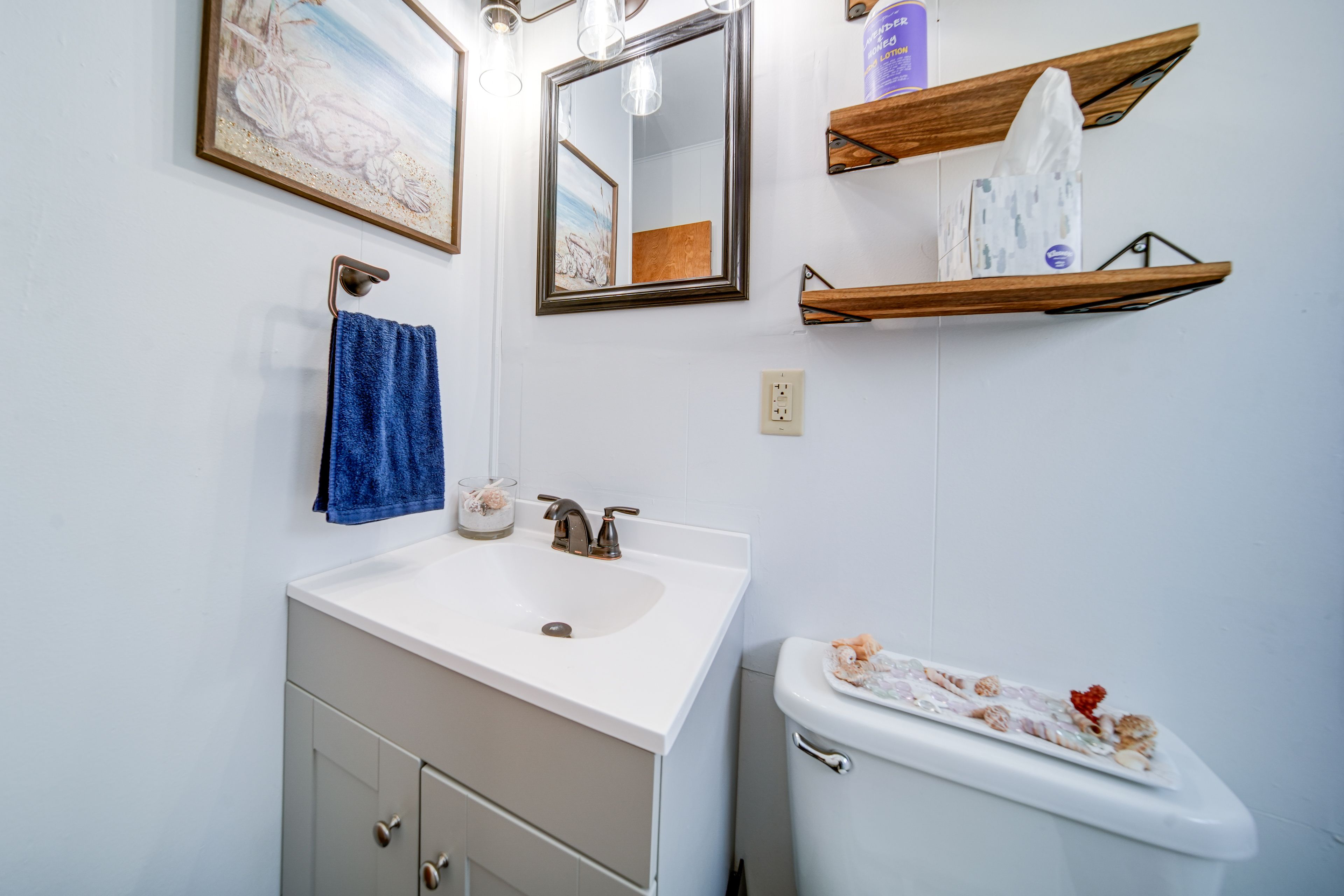 Full Bathroom | 1st Floor | Towels Provided | Complimentary Toiletries