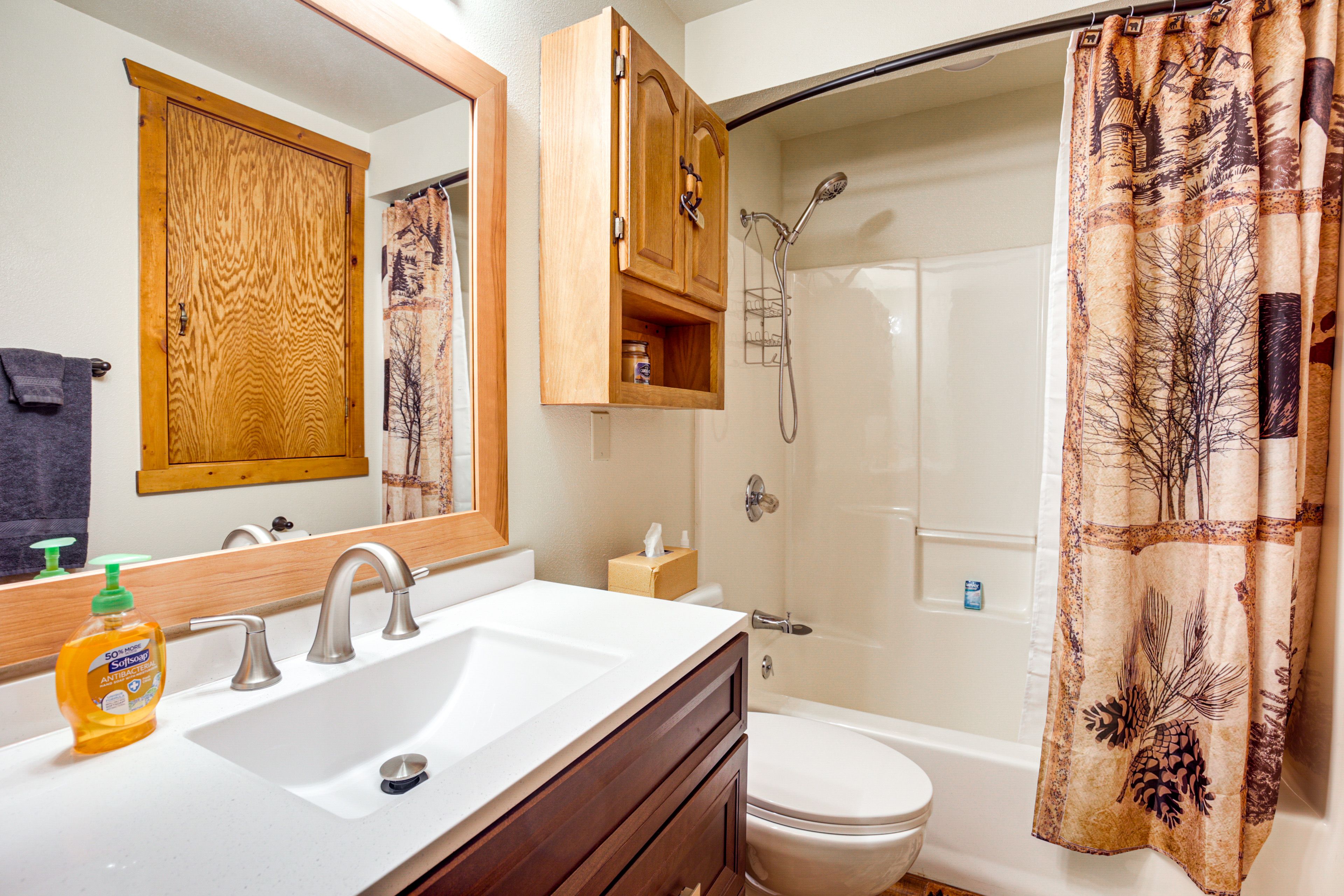 Full Bathroom | Complimentary Toiletries | Towels Provided