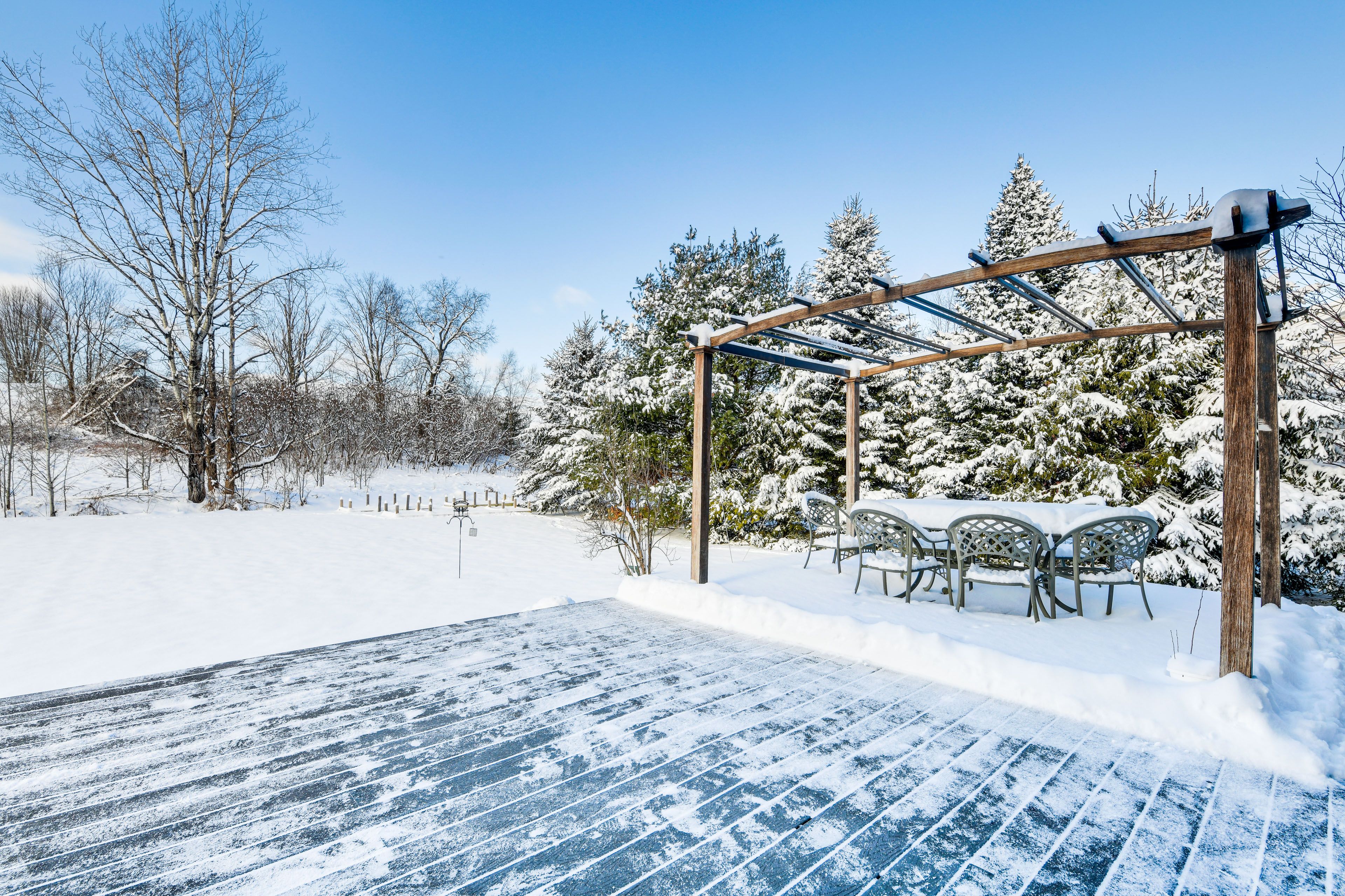 Furnished Deck | Outdoor DIning Area