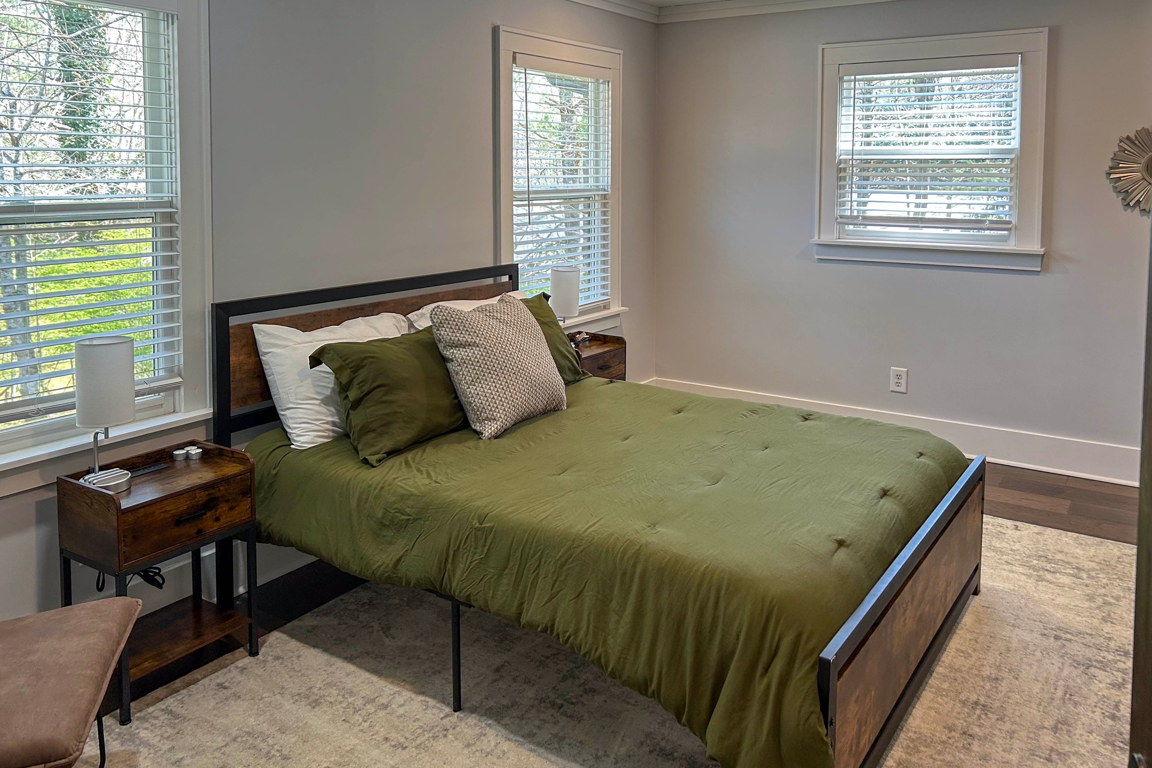 Bedroom 3 | Queen Bed