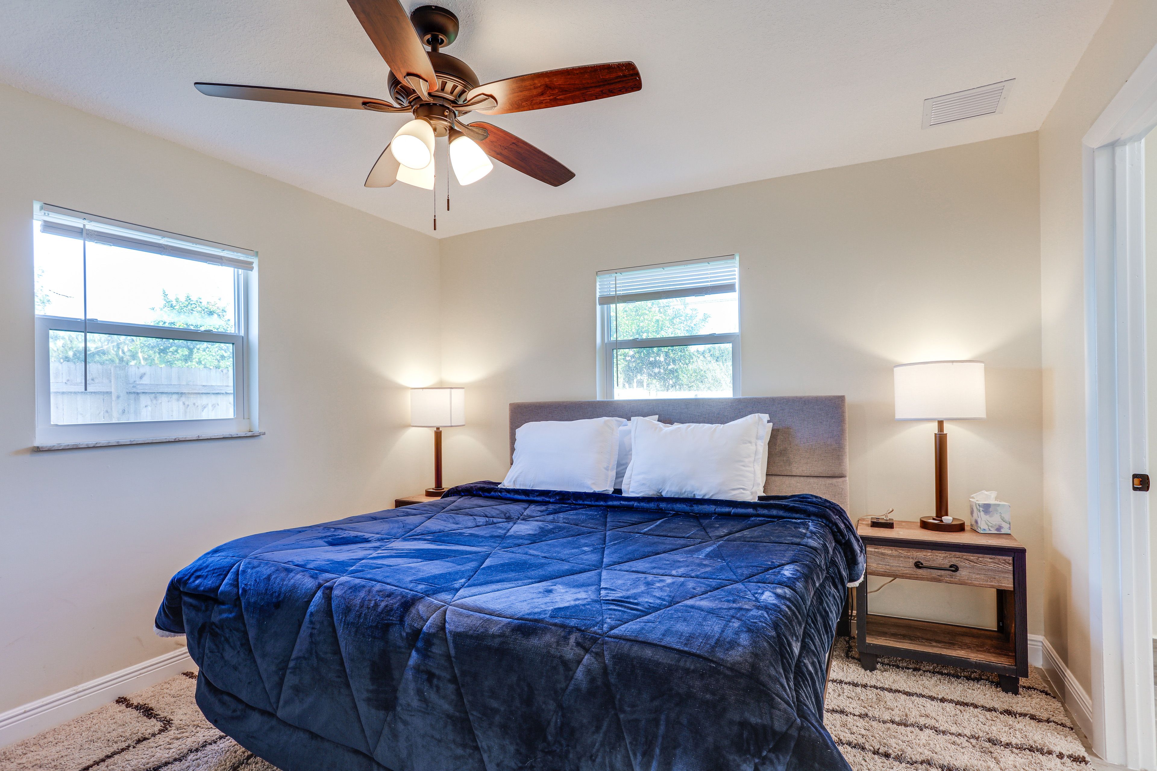 Bedroom 1 | King Bed | Smart TV | Office Desk | Linens Provided