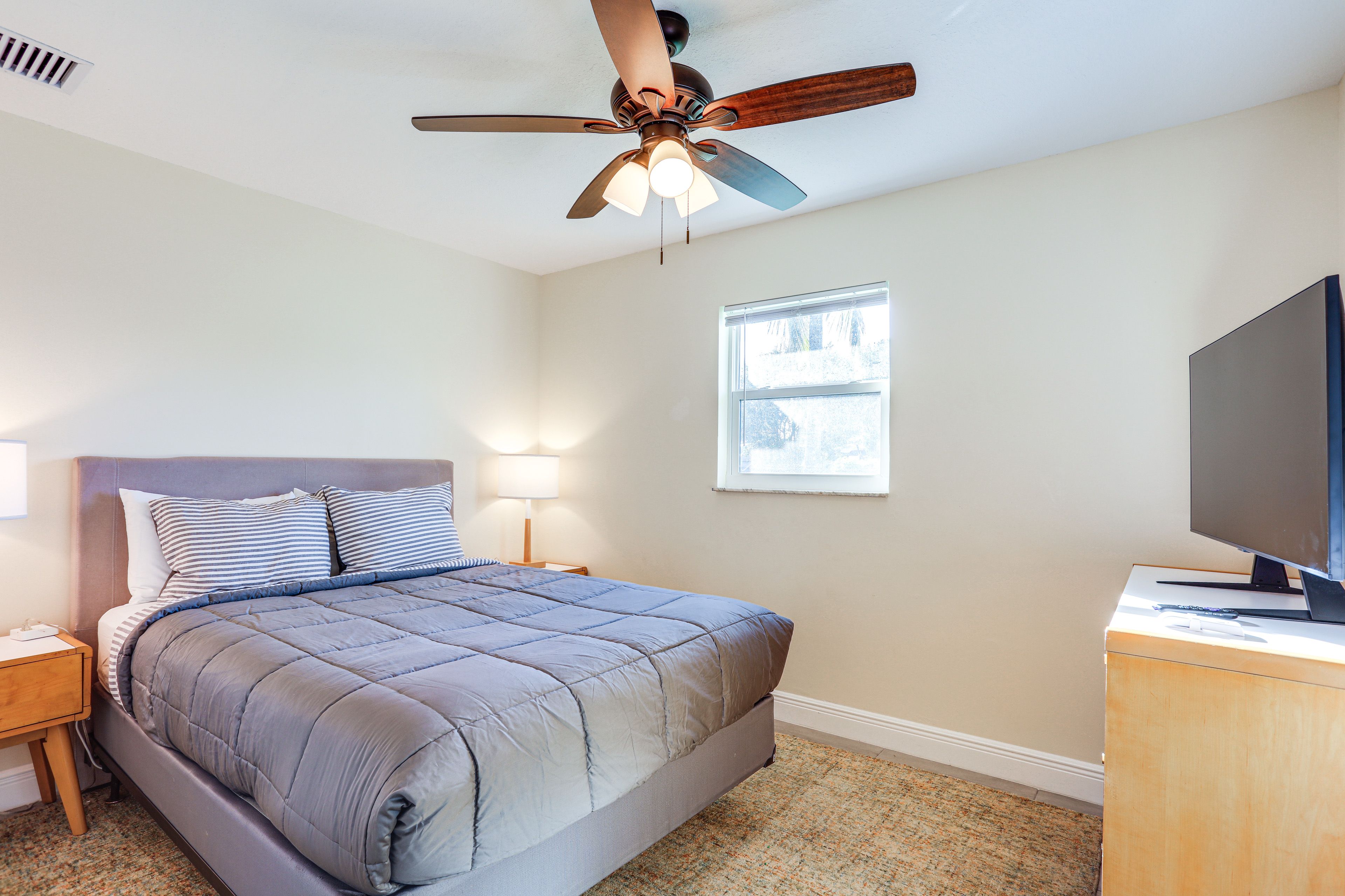 Bedroom 3 | Queen Bed | Smart TV