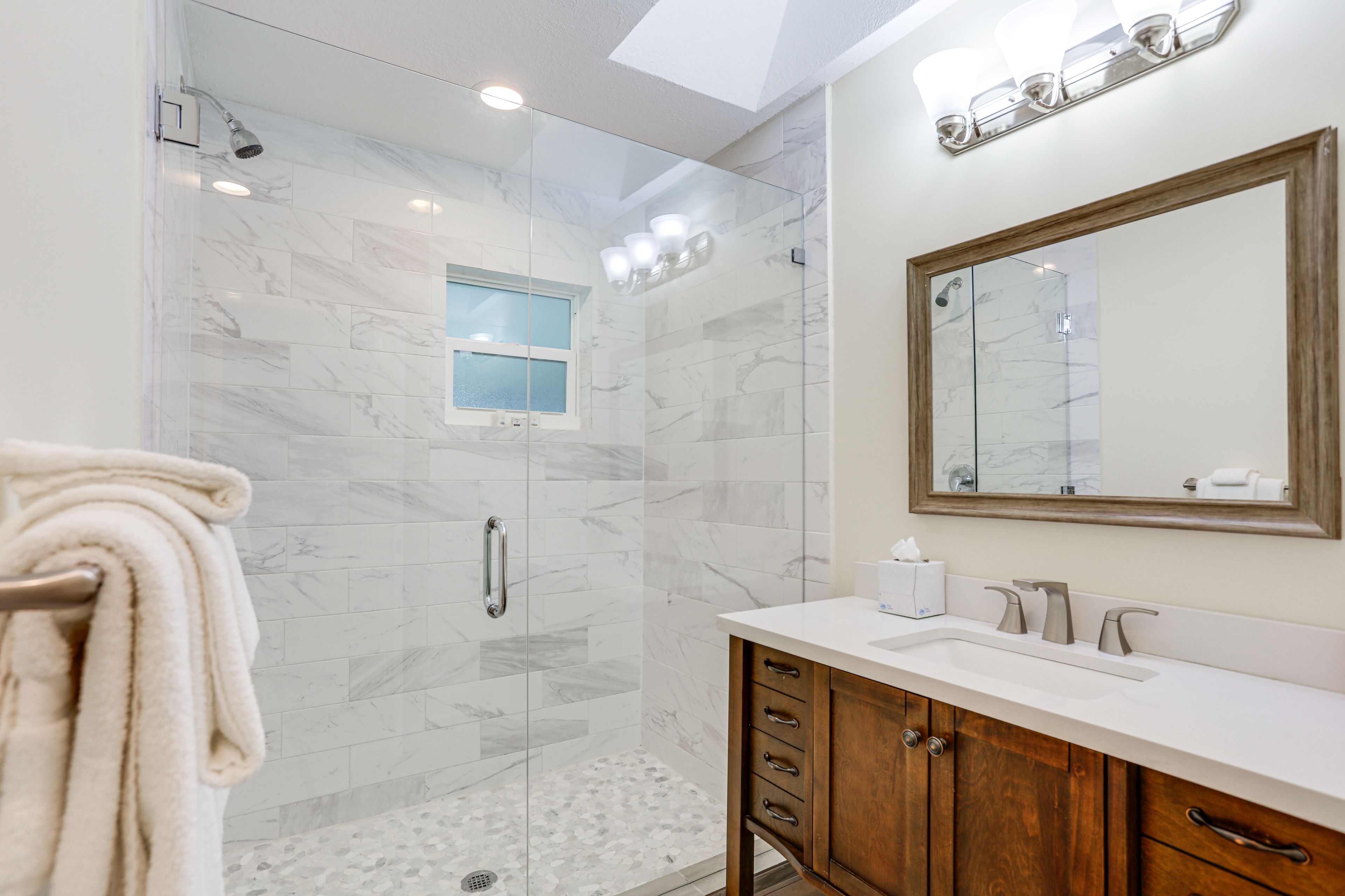 Full Bathroom | Towels Provided