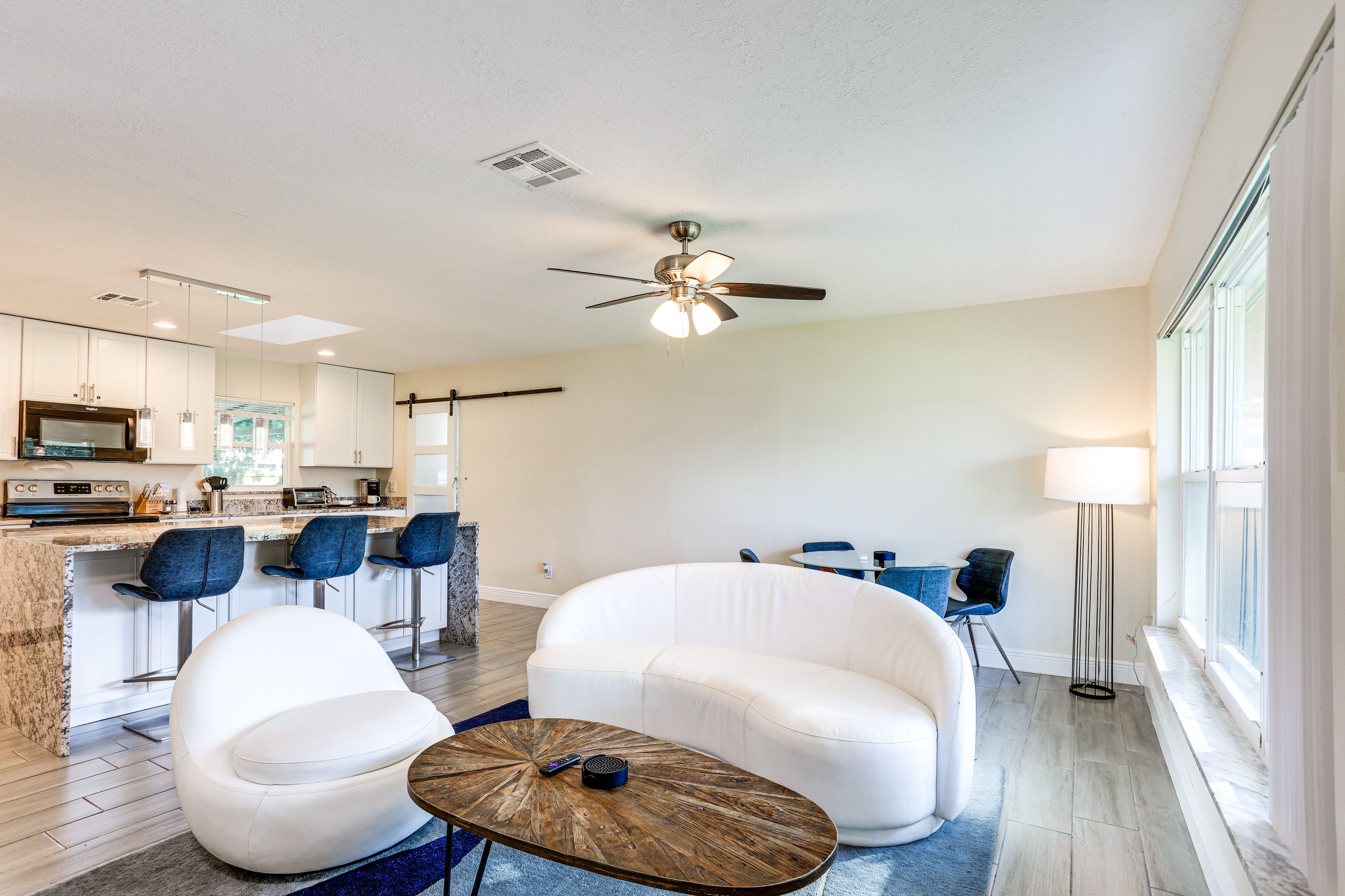 Living Room | Central Heating & A/C | Smart TV | Free WiFi