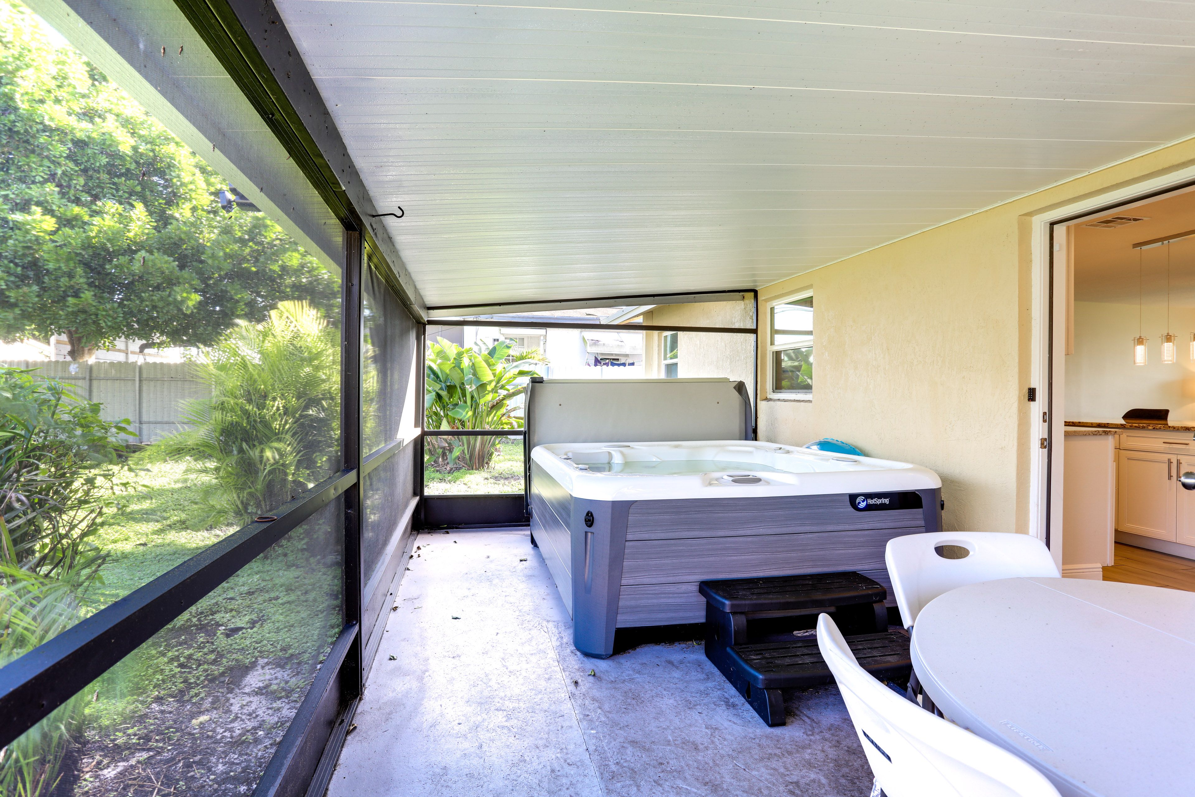 Screened Porch | Hot Tub | Self Check-In | 9 Mi to Cox Science Center & Aquarium