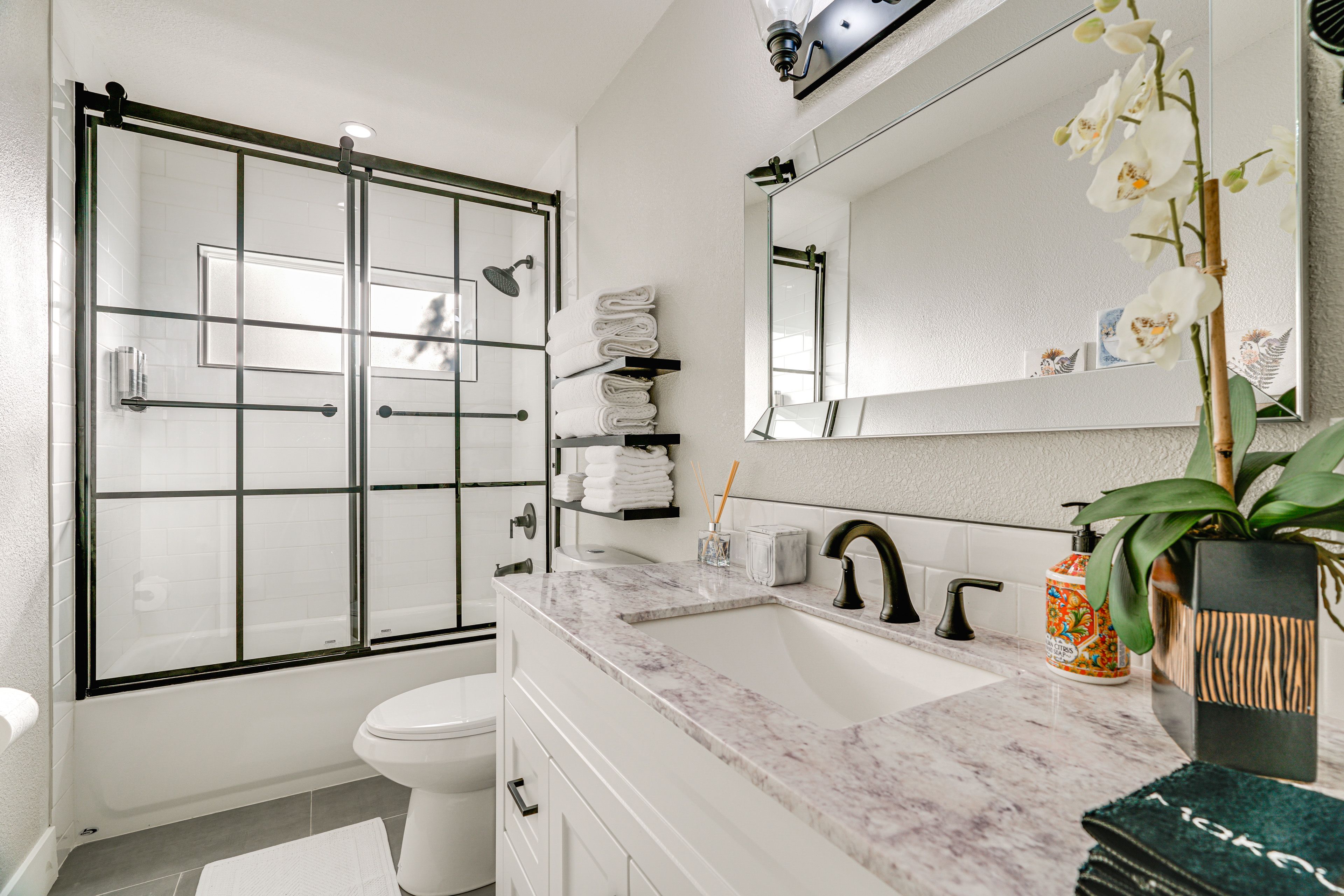 Full Bathroom | Towels Provided
