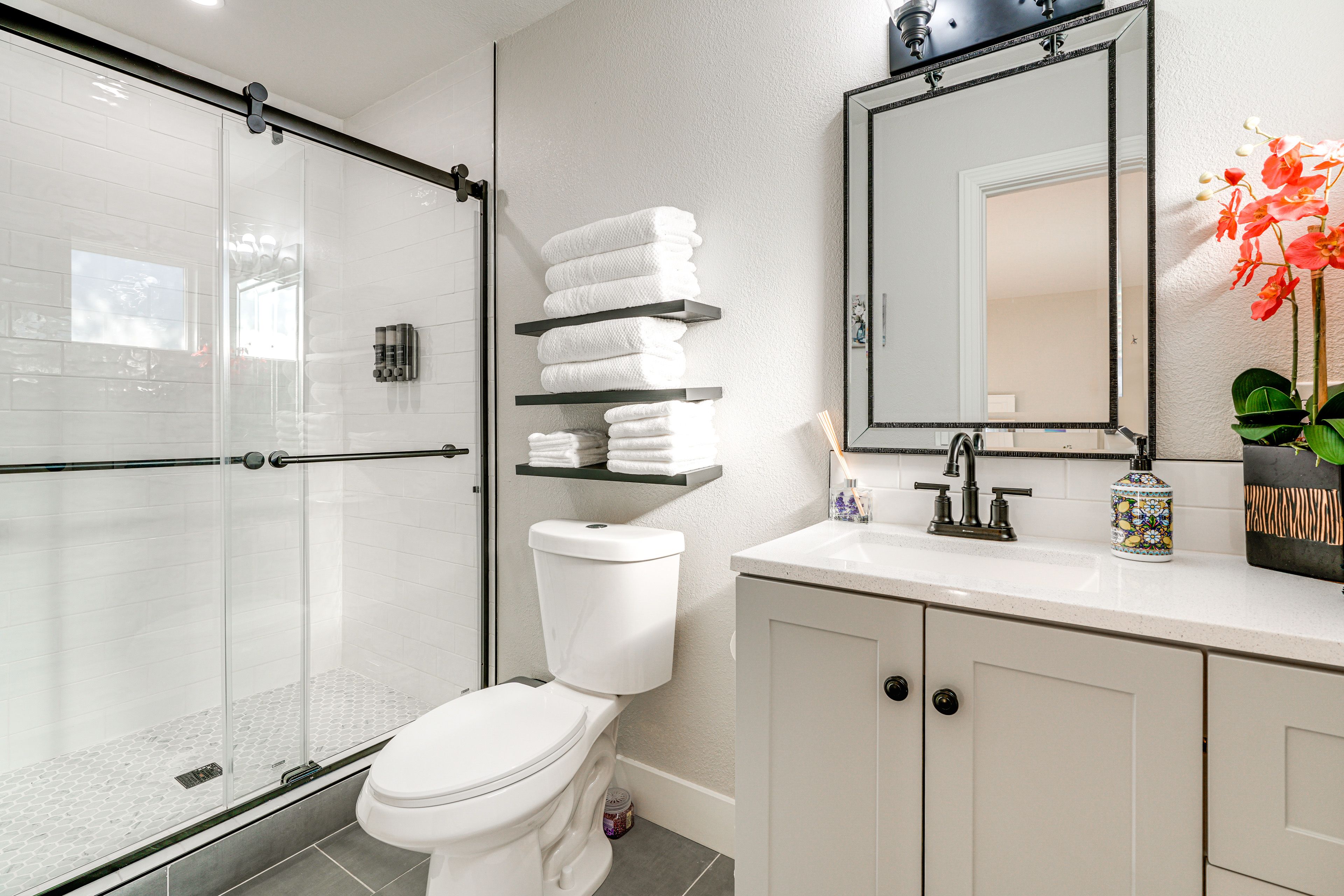 Full Bathroom | Towels Provided