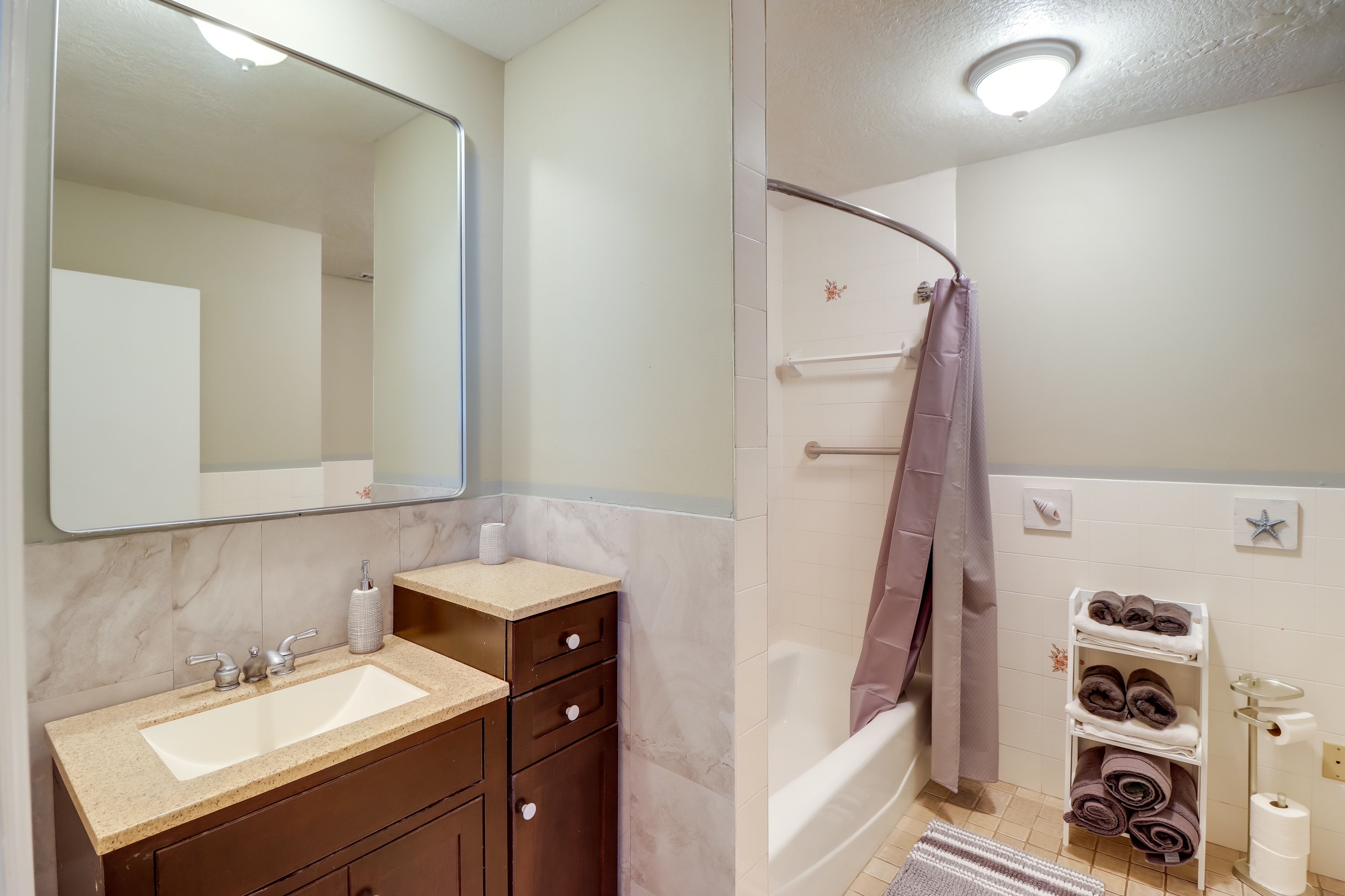 Full Bathroom | 1st Floor | Complimentary Toiletries | Hair Dryer