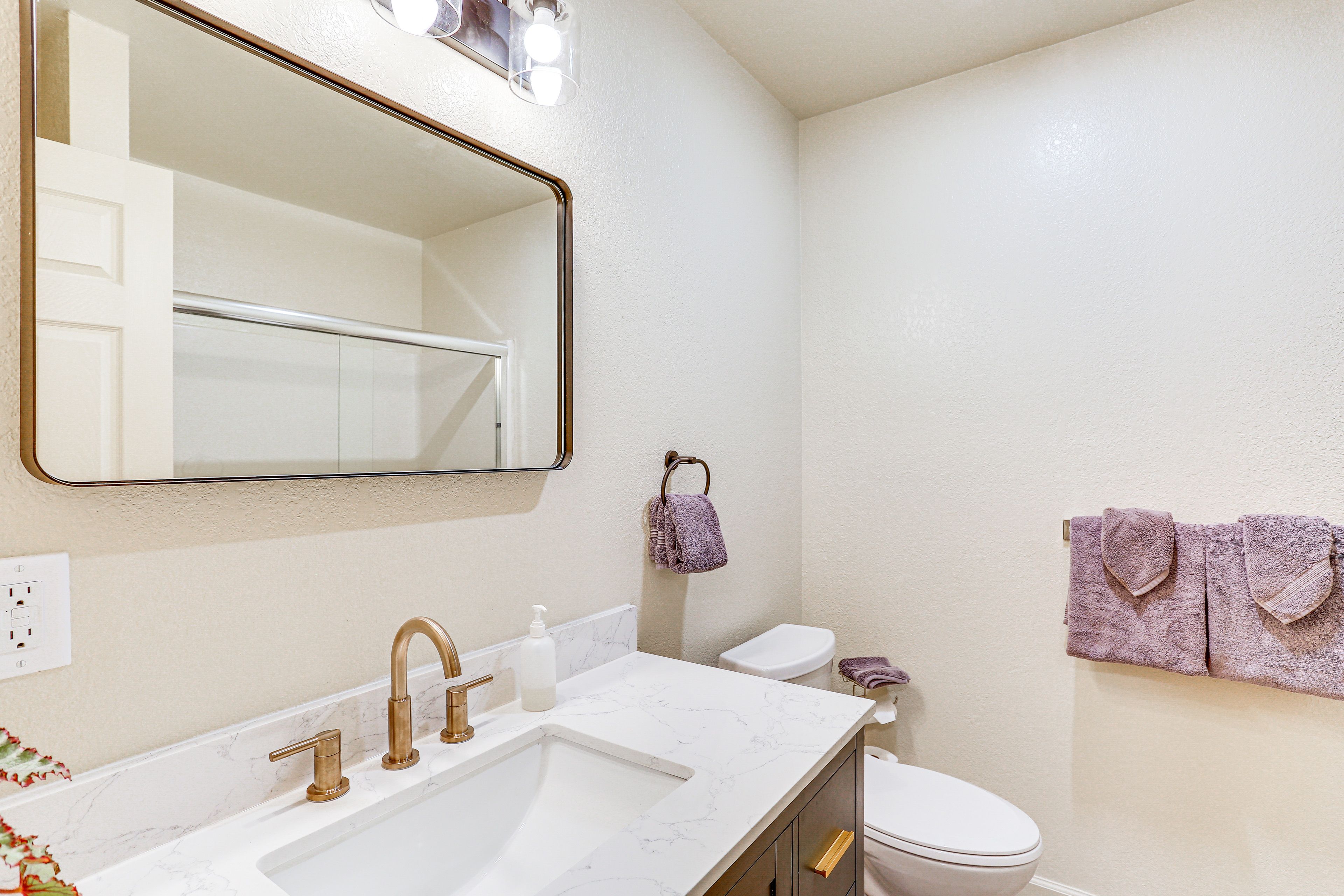 Full Bathroom | Hair Dryer | Towels