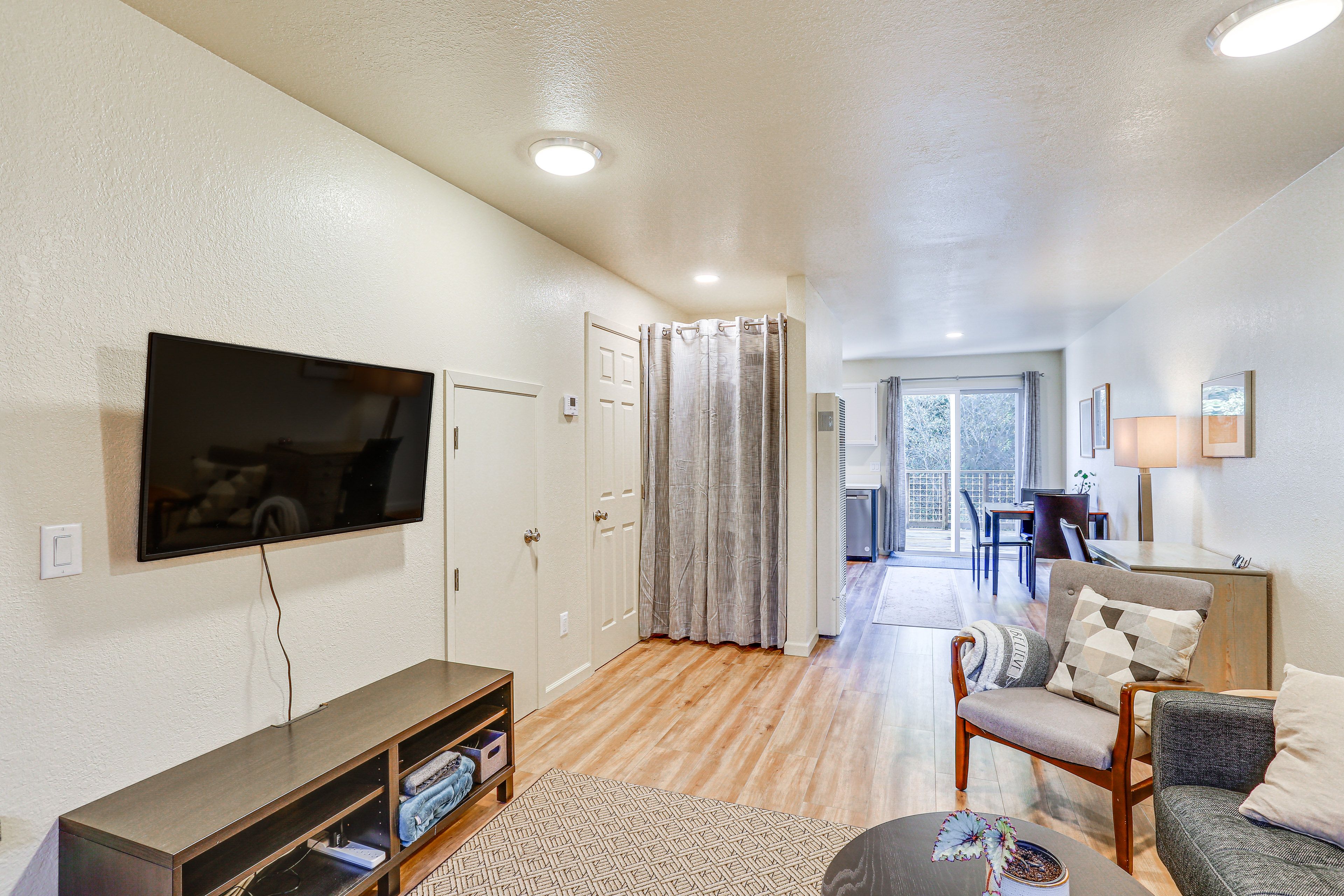 Living Room | Smart TV w/ Cable