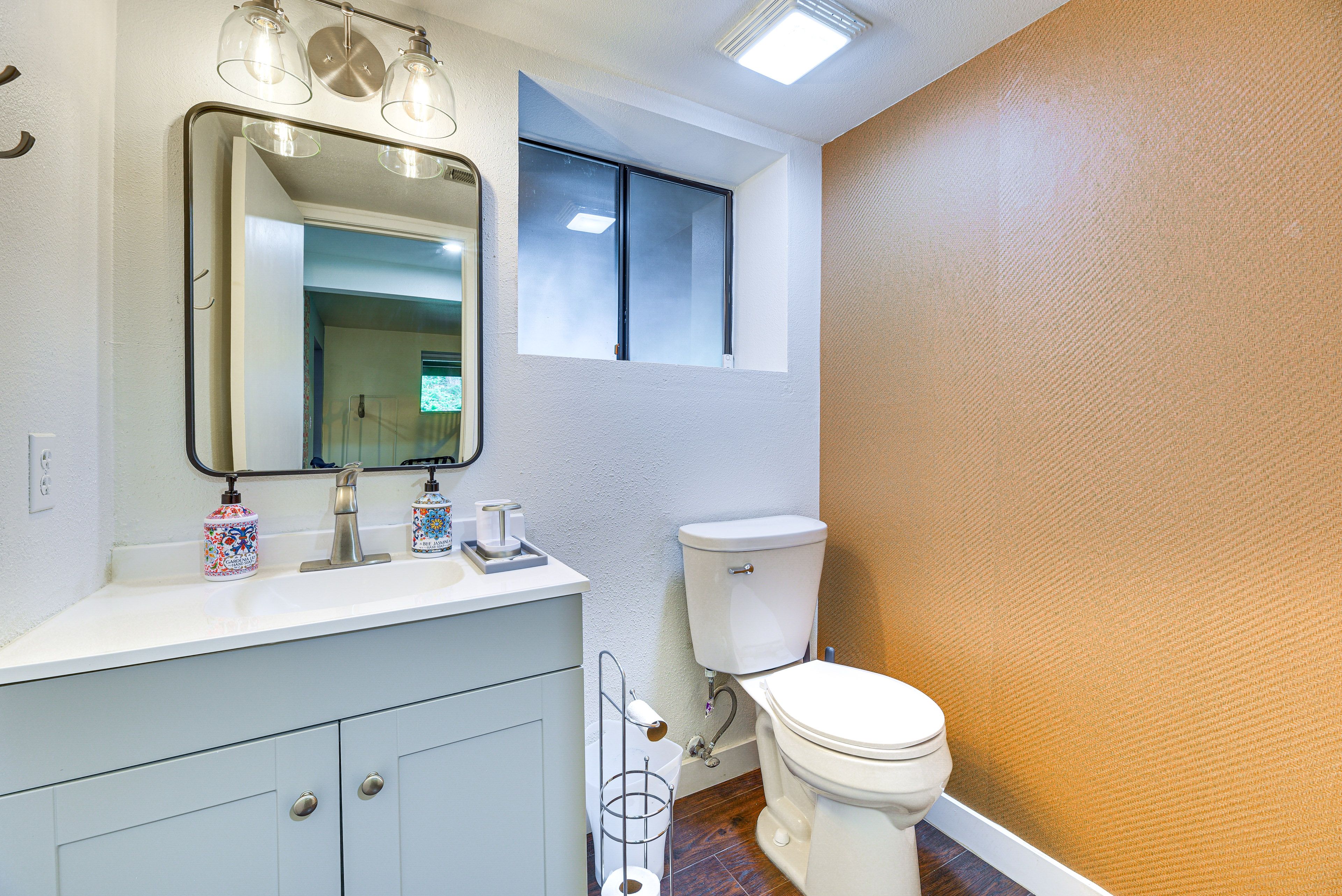 Half Bathroom | 2nd Floor