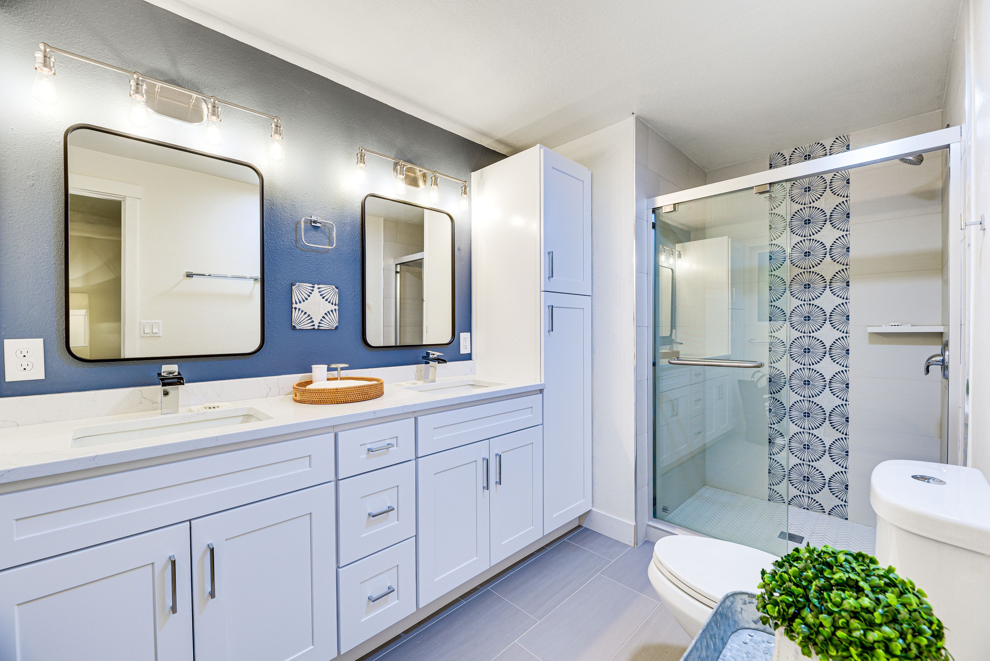Full Bathroom | Towels Provided | 2nd Floor