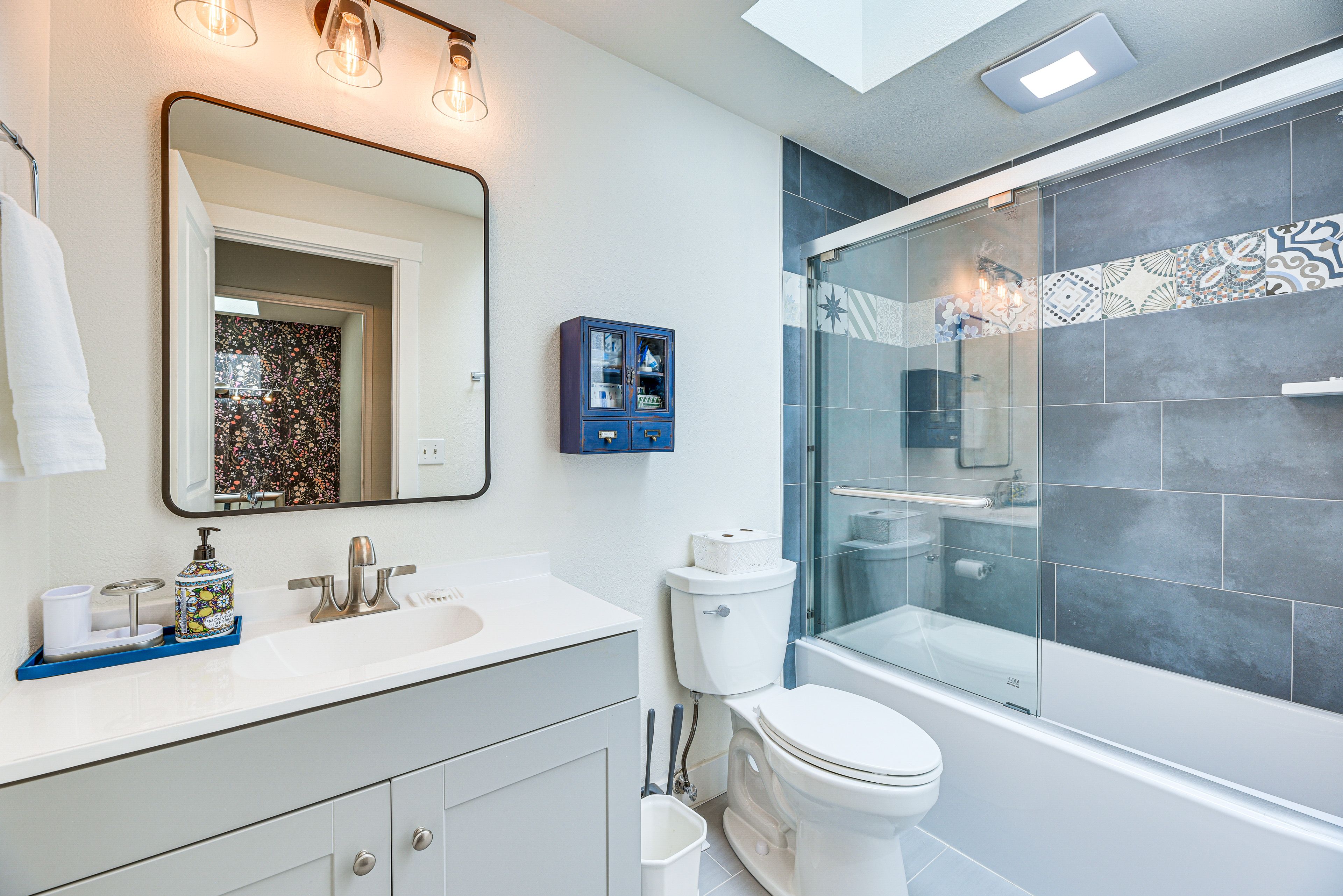 Full Bathroom | 2nd Floor