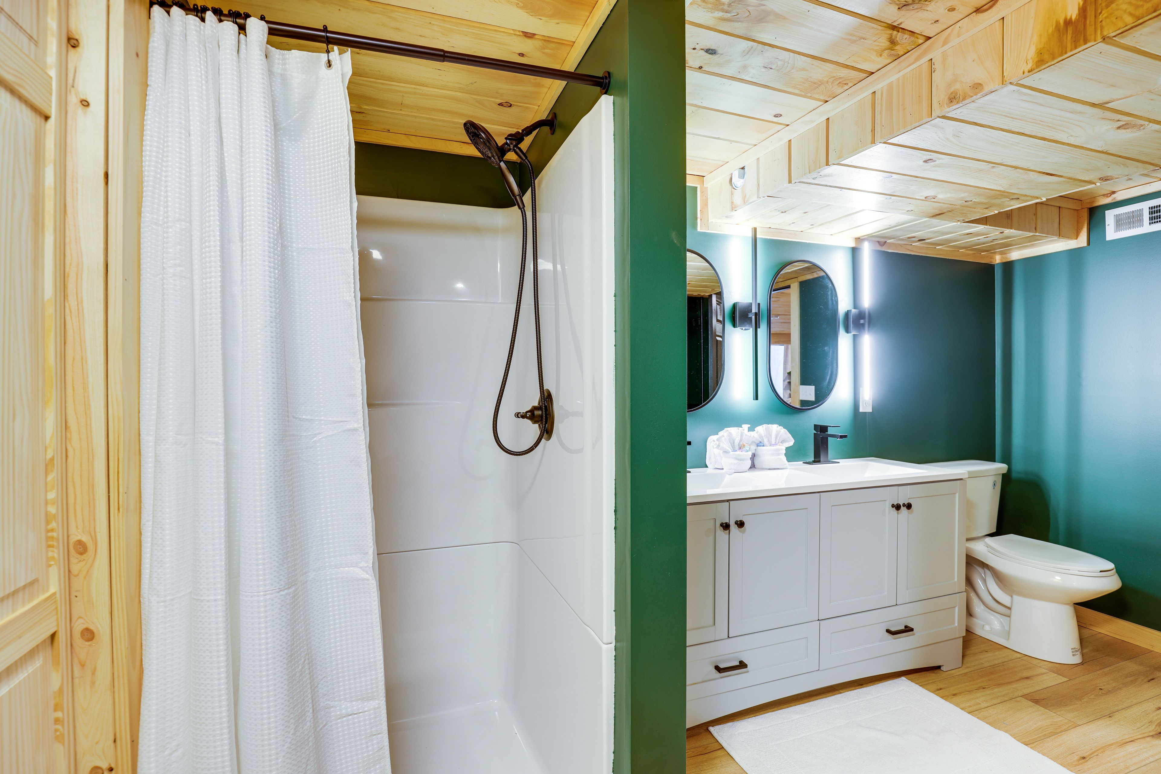 En-Suite Bathroom | Complimentary Toiletries | 1st Floor