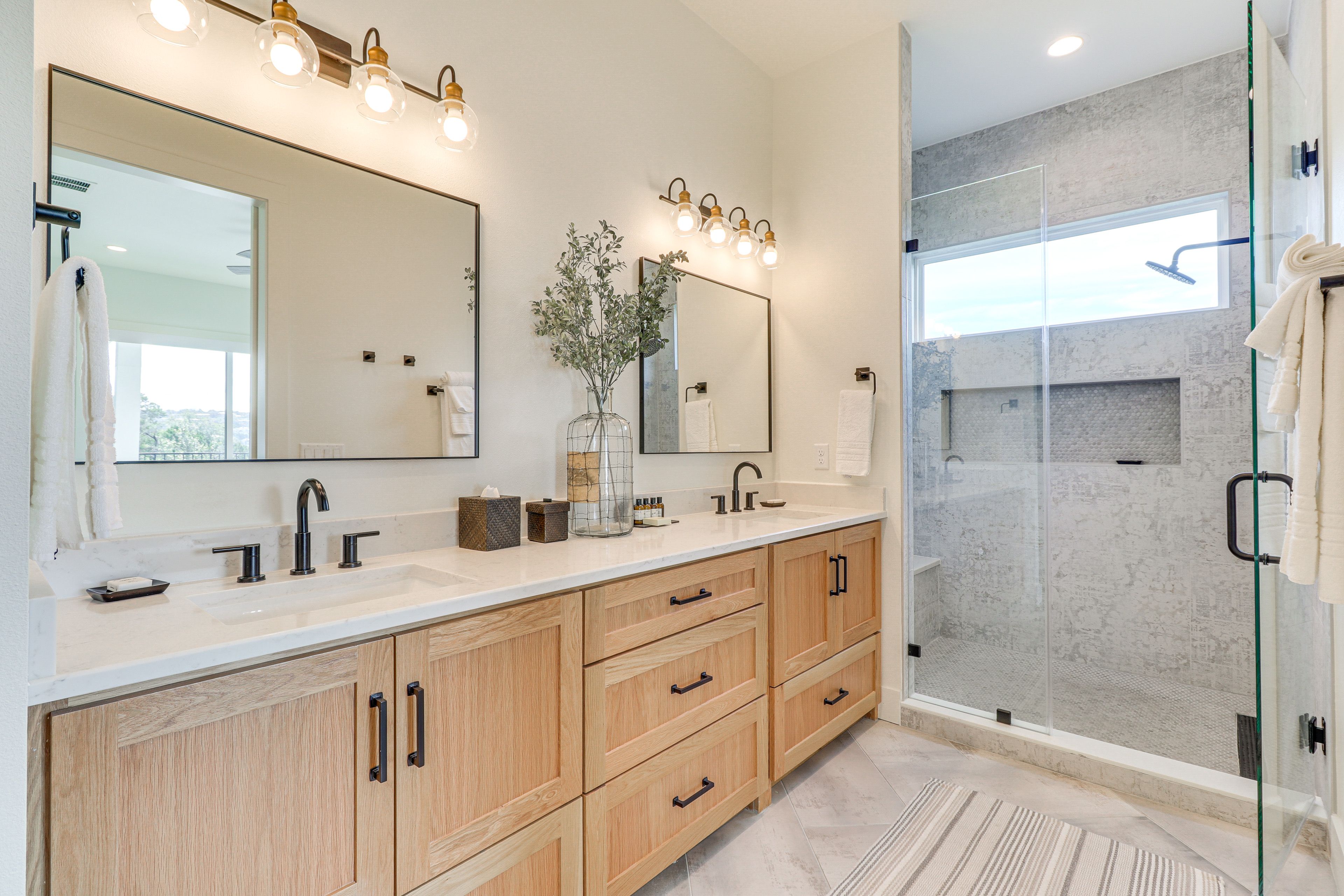 Full Bathroom | Complimentary Toiletries