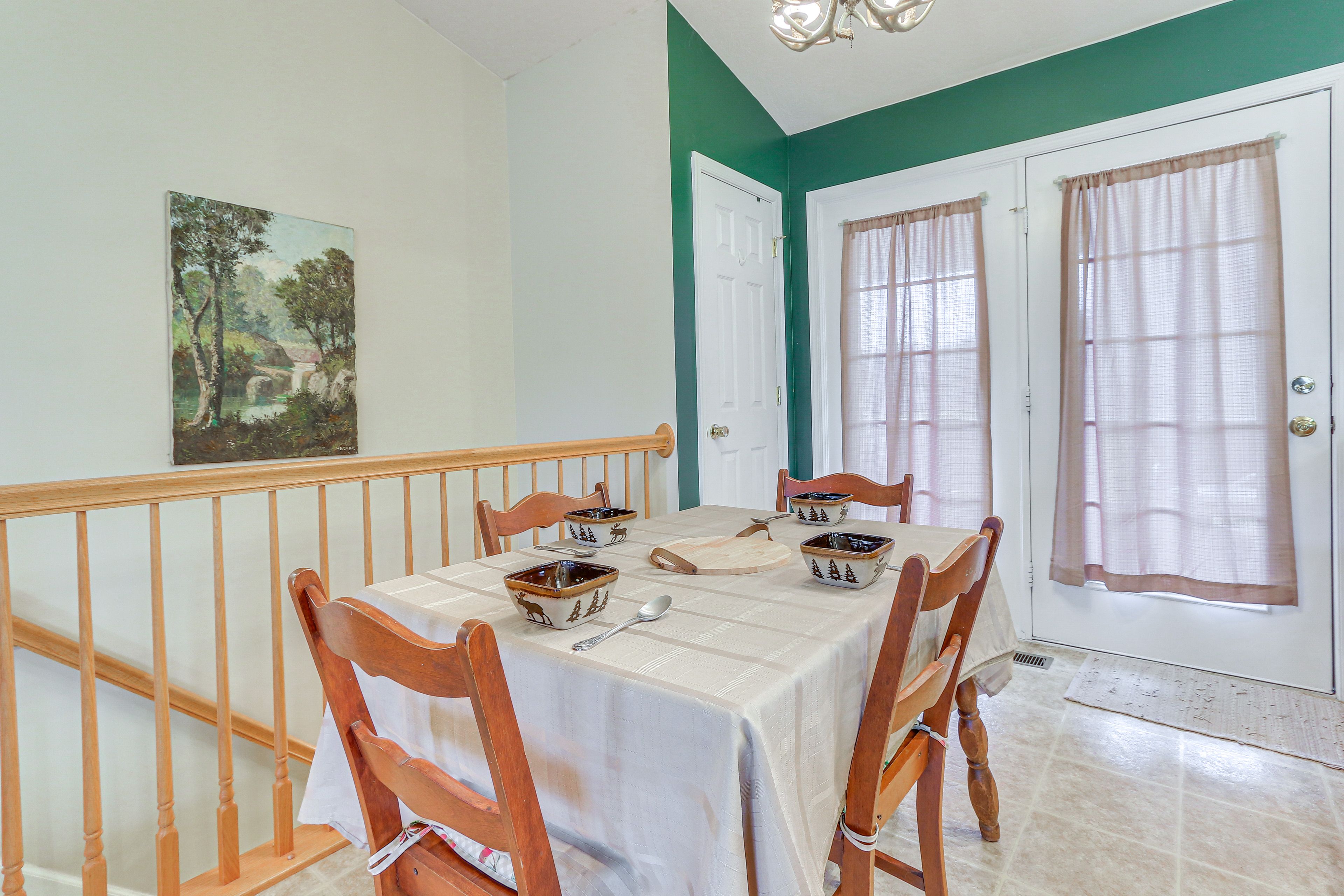 Dining Area | Dishware/Flatware Provided