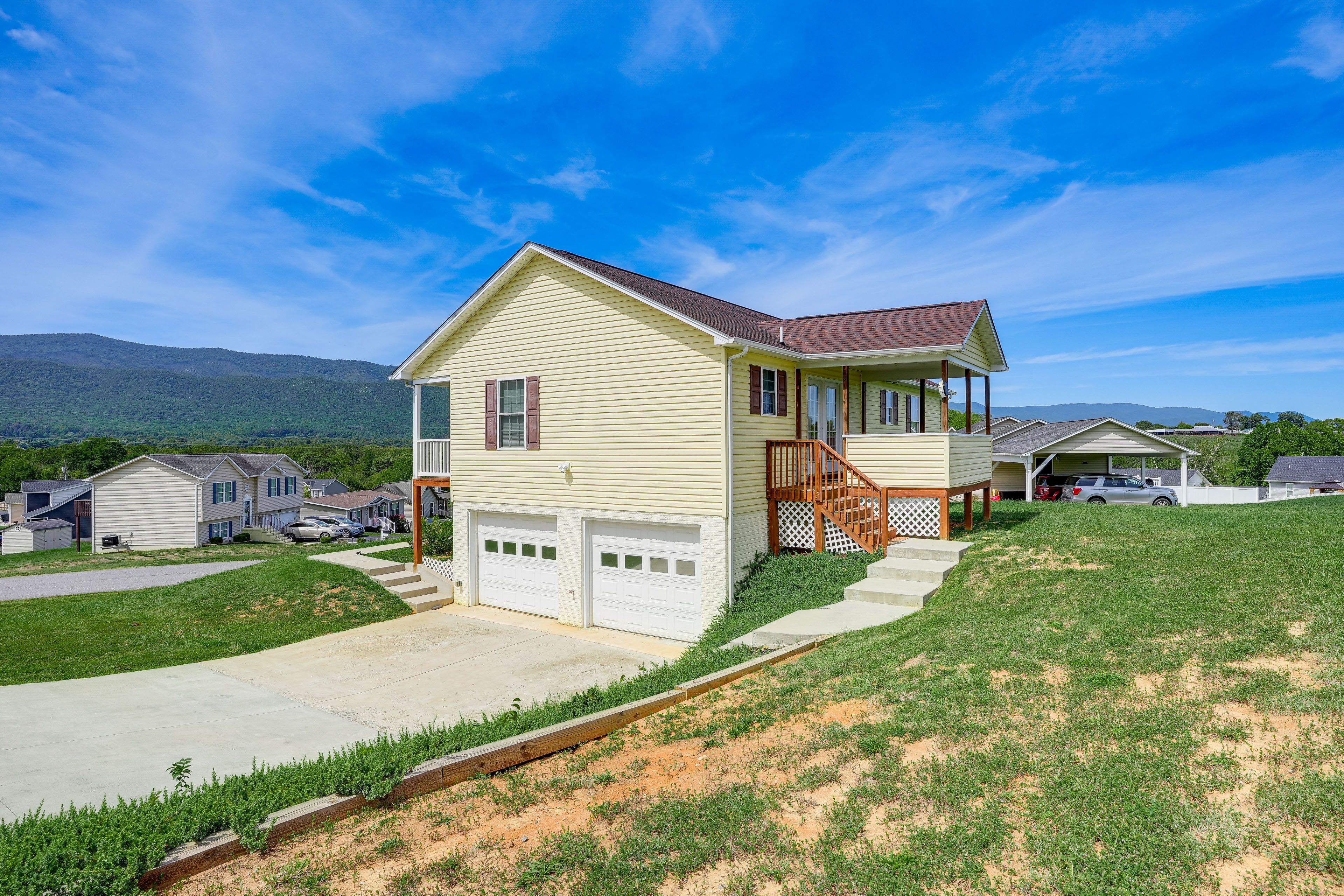 Exterior | Driveway (4 Vehicles) | Keyless Entry | Free Street Parking