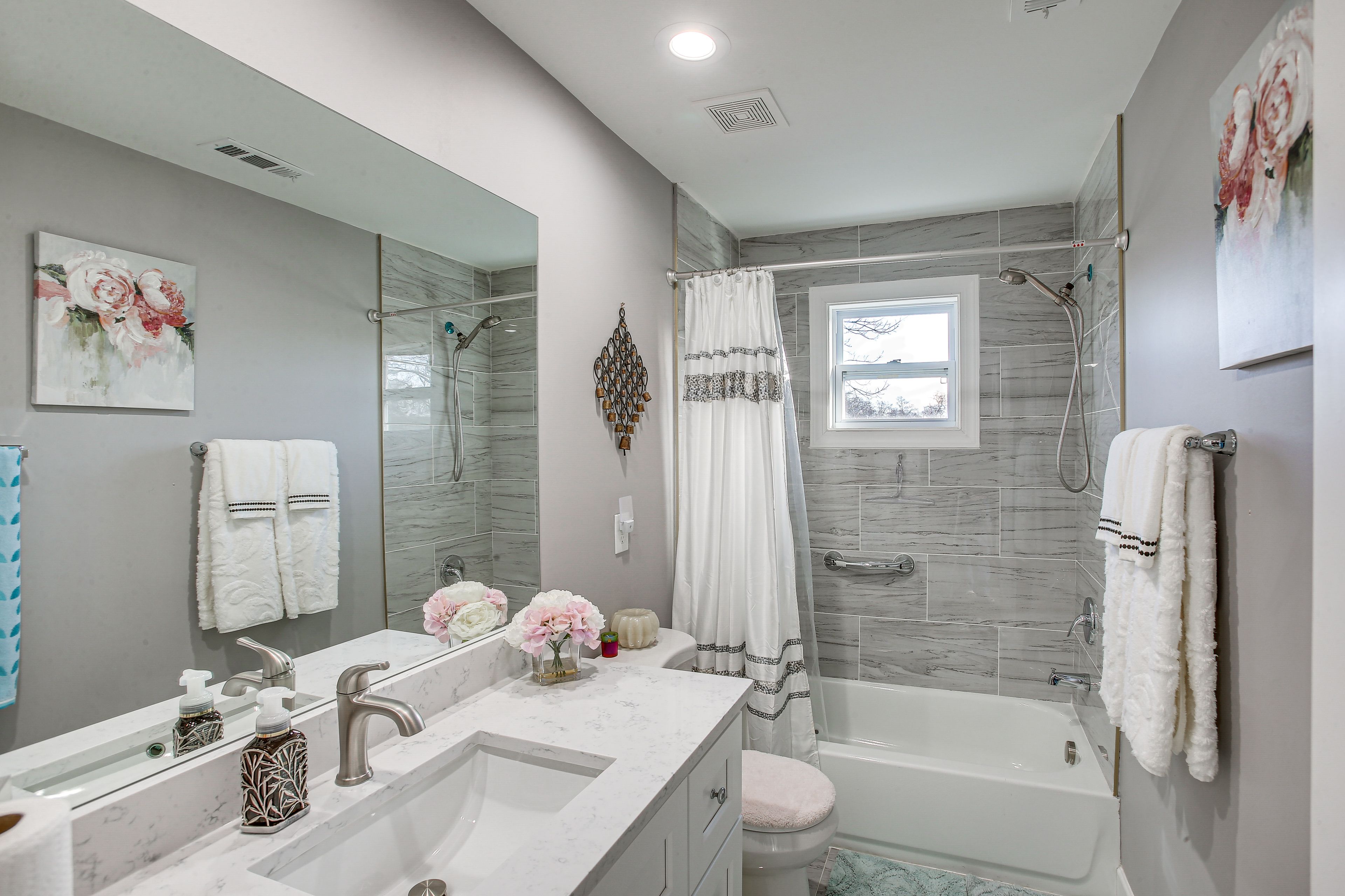 Full Bathroom | Towels Provided | 2nd Floor