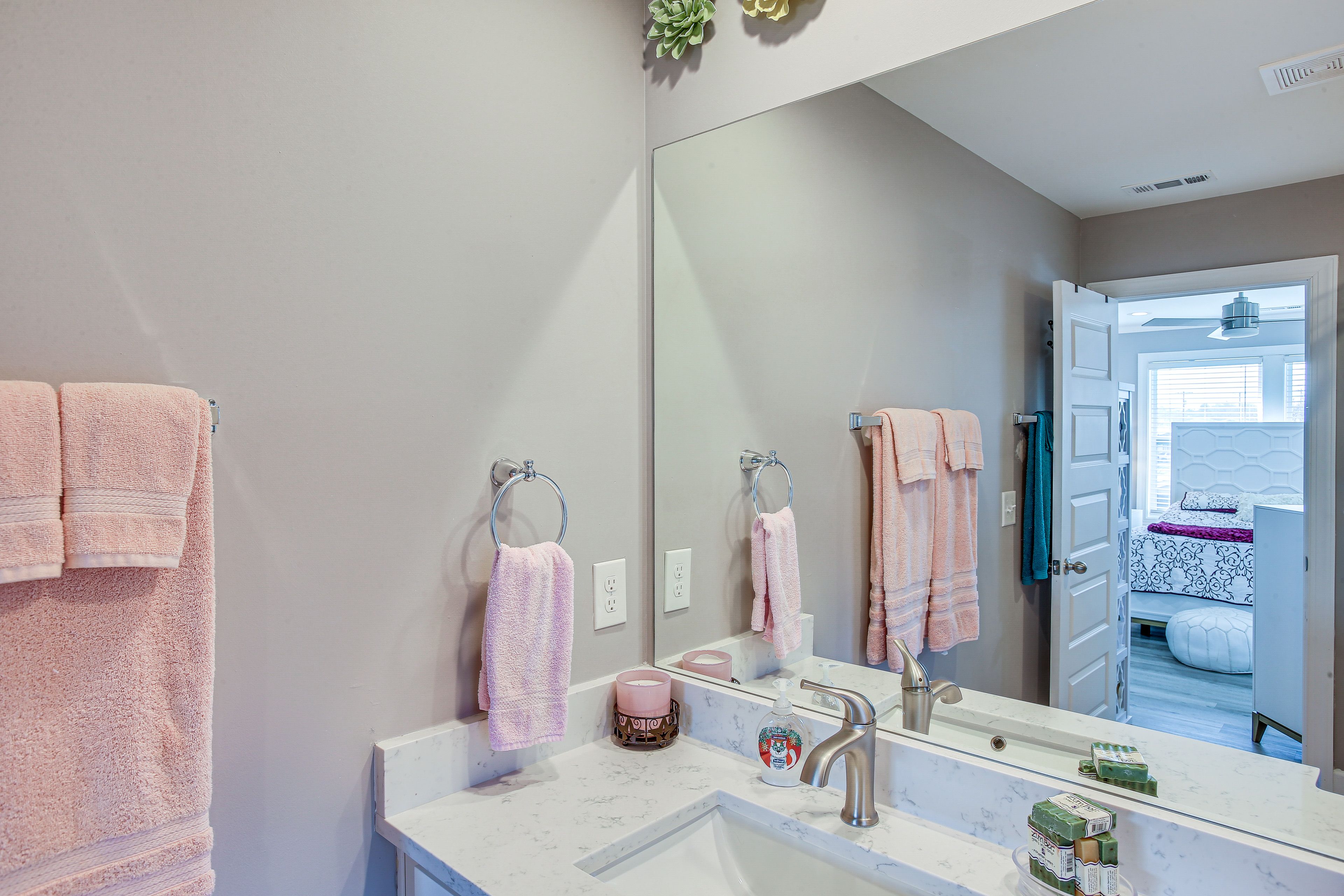 Full Bathroom | Complimentary Toiletries | 2nd Floor