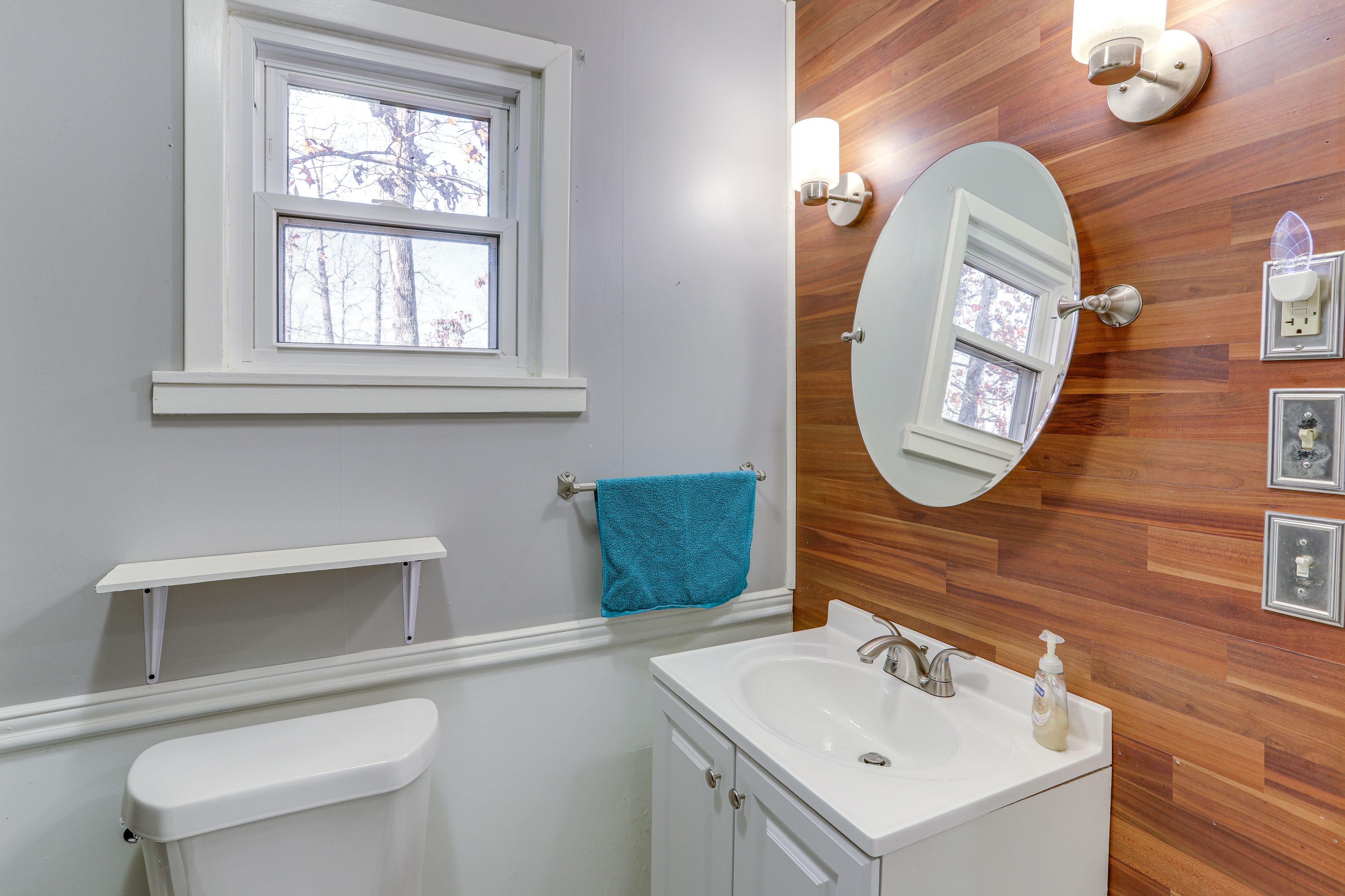 Full Bathroom | Complimentary Toiletries