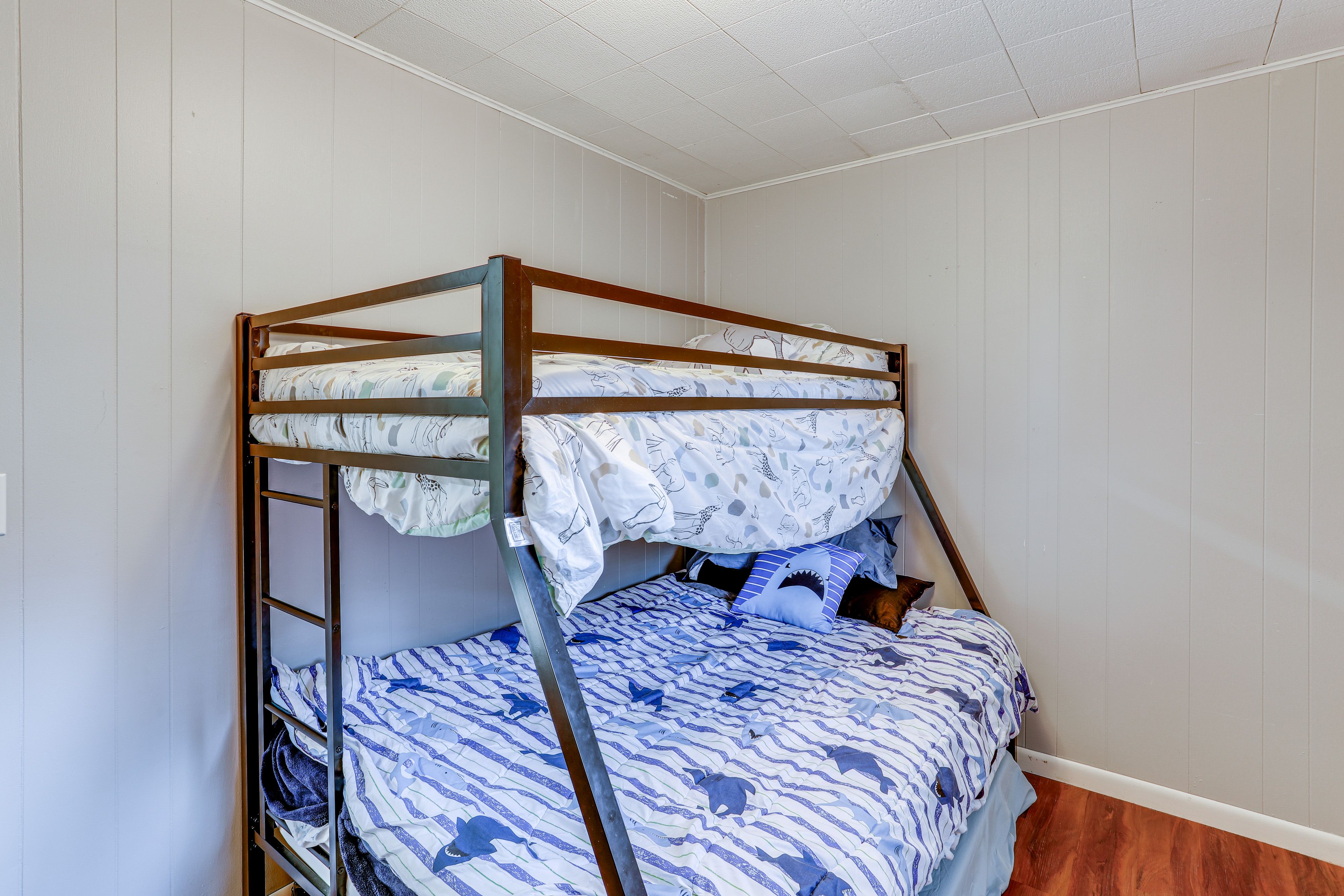 Bedroom 2 | Twin/Full Bunk Bed