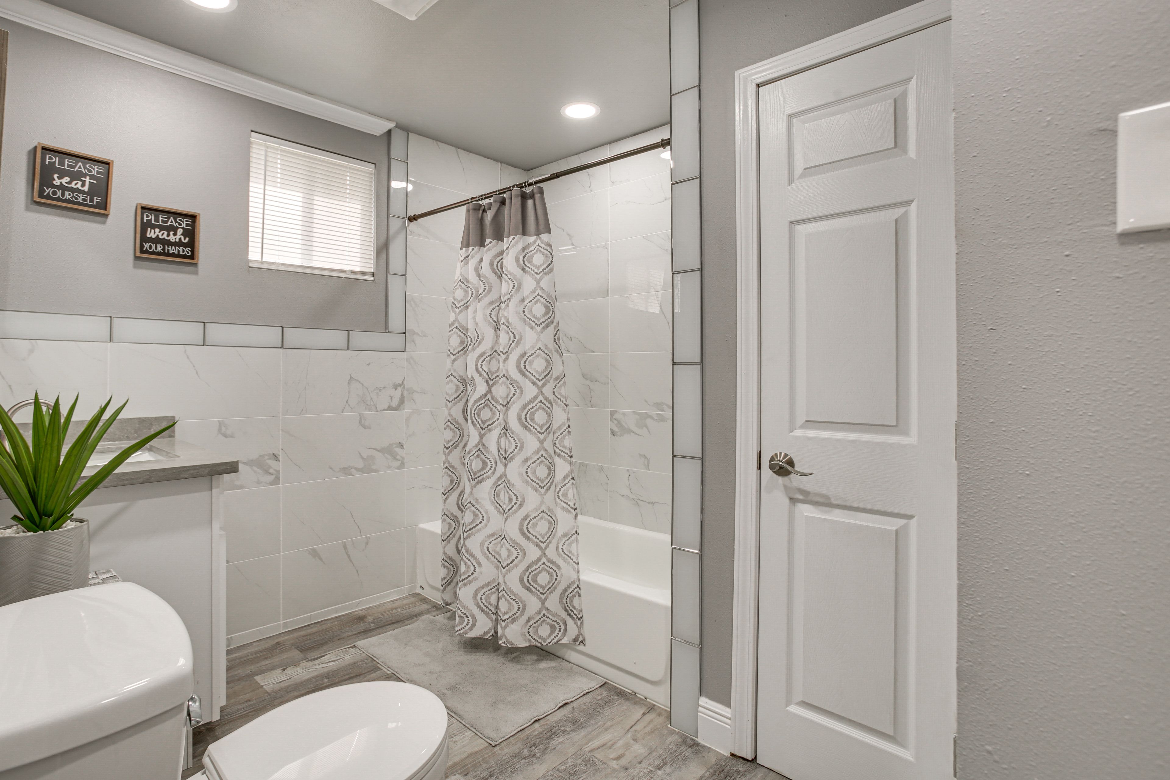 Full Bathroom | Shower/Tub Combo | Towels Provided | Complimentary Toiletries