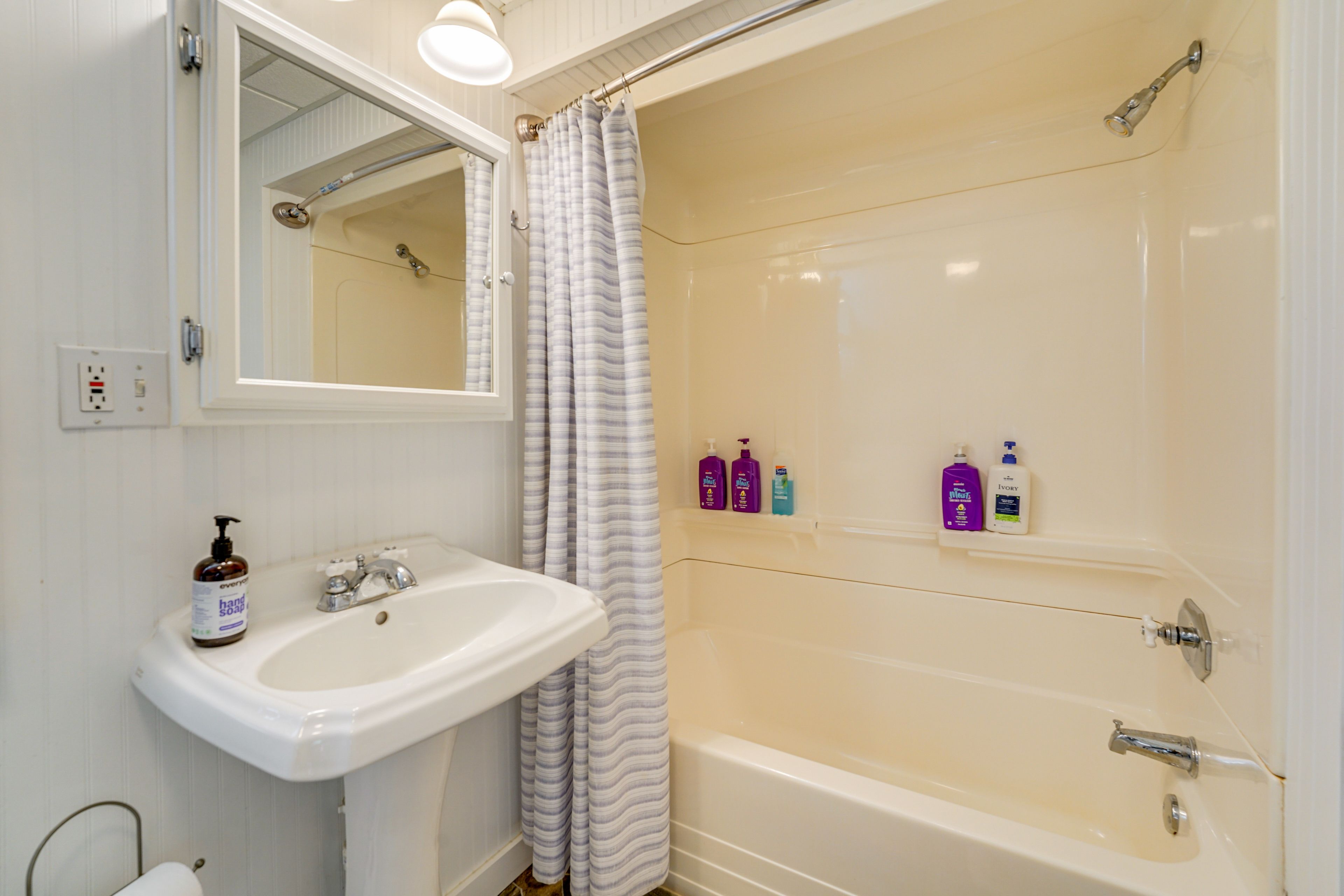 Full Bathroom | 1st Floor | Washer & Dryer