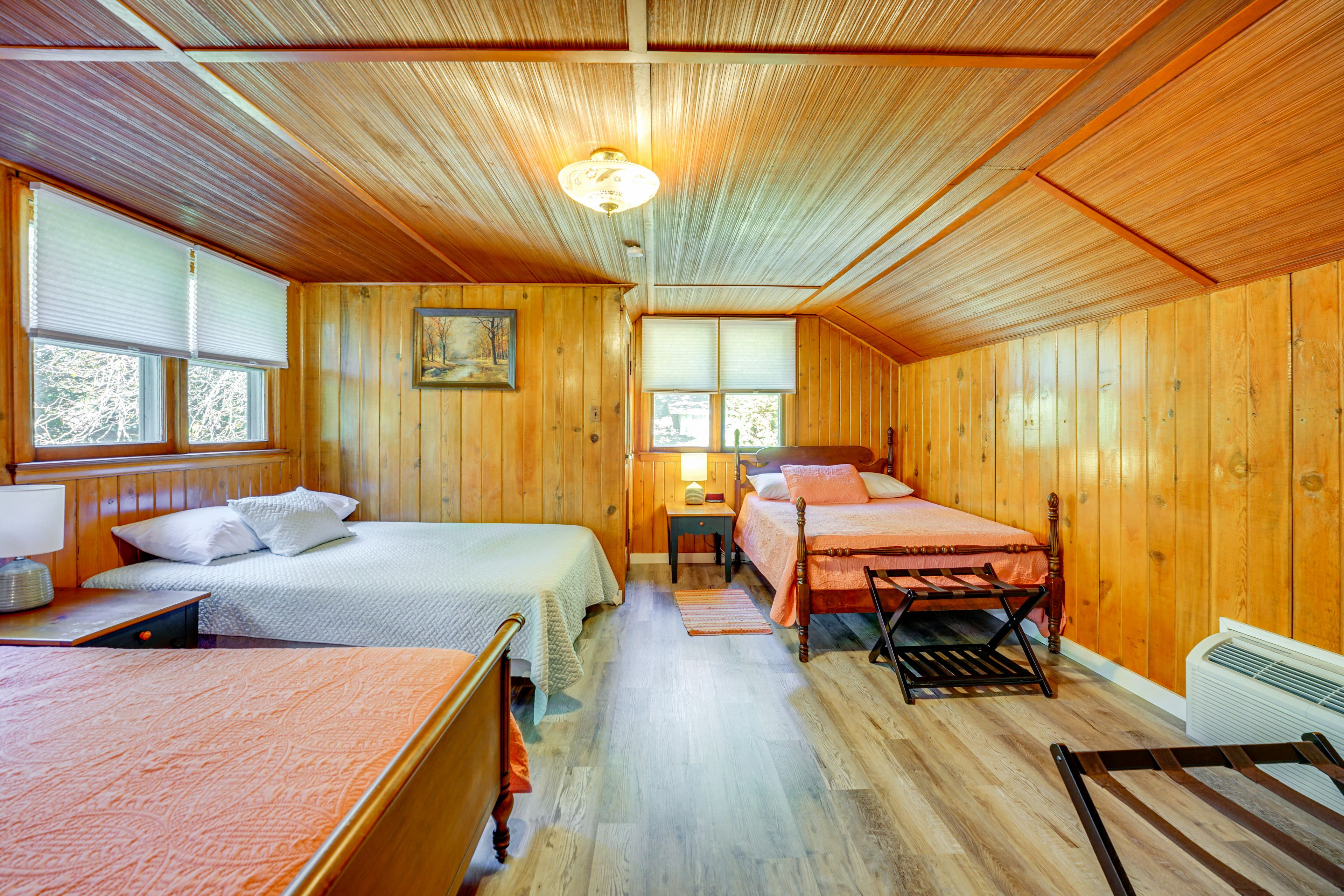 Bedroom 5 (Detached Cottage) | 2nd Floor | Queen Bed | 3 Full Beds | A/C Unit