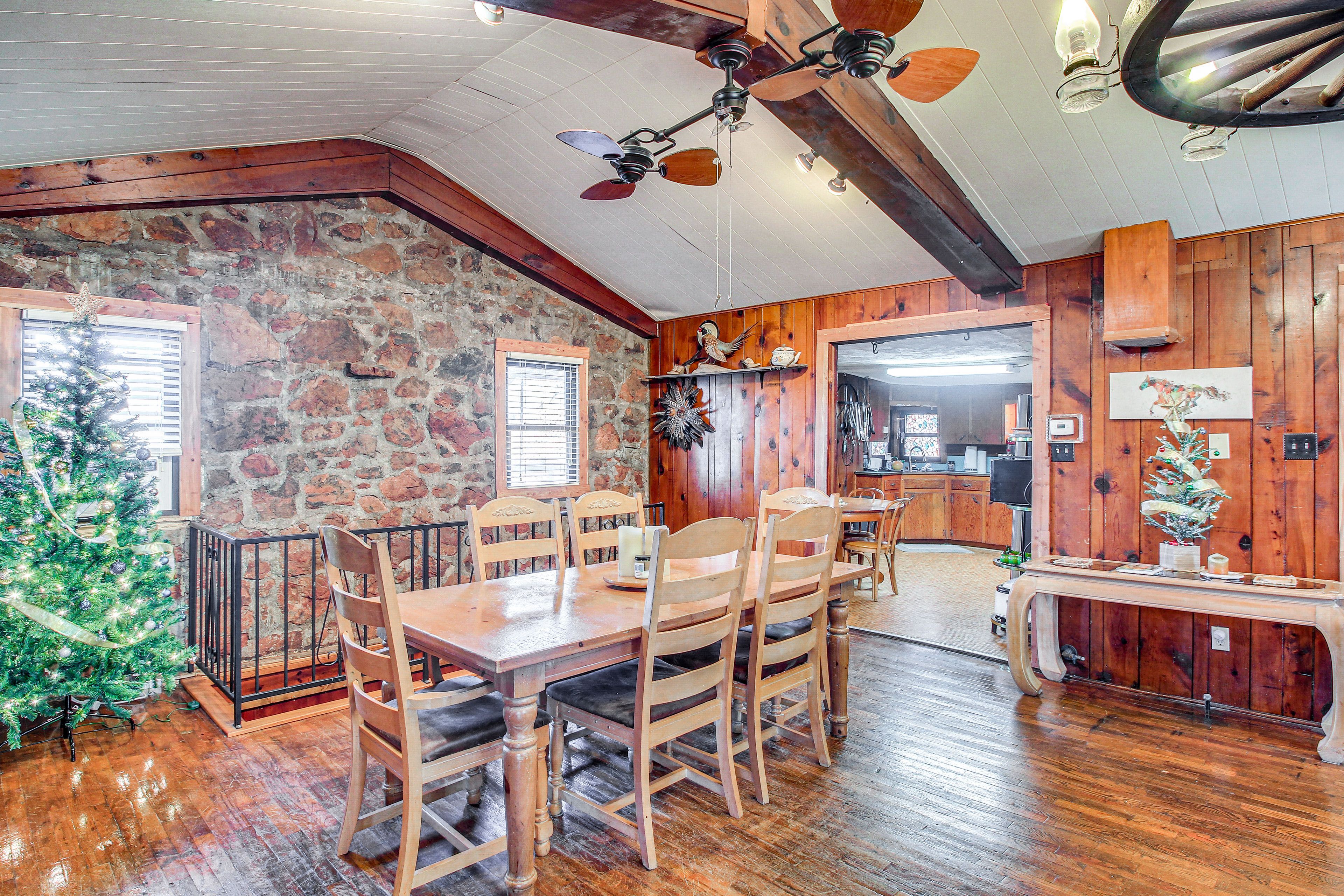 Dining Area | Free WiFi