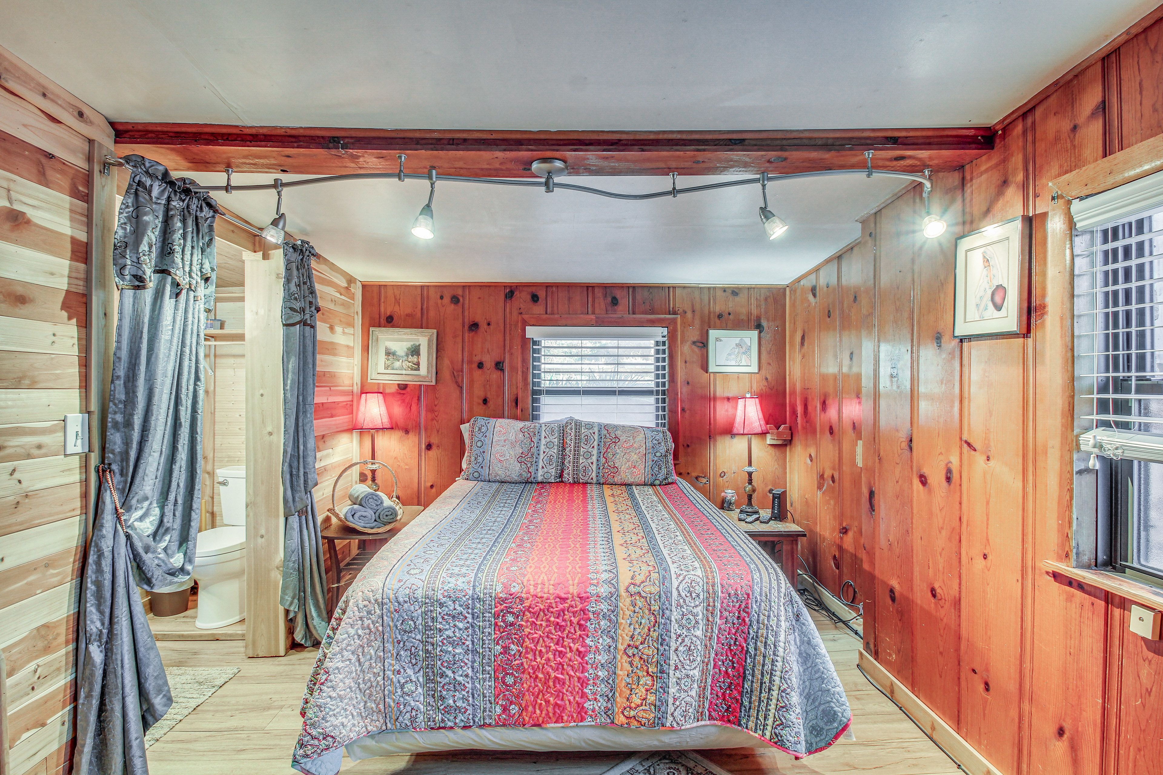 Bedroom 2 | Queen Bed
