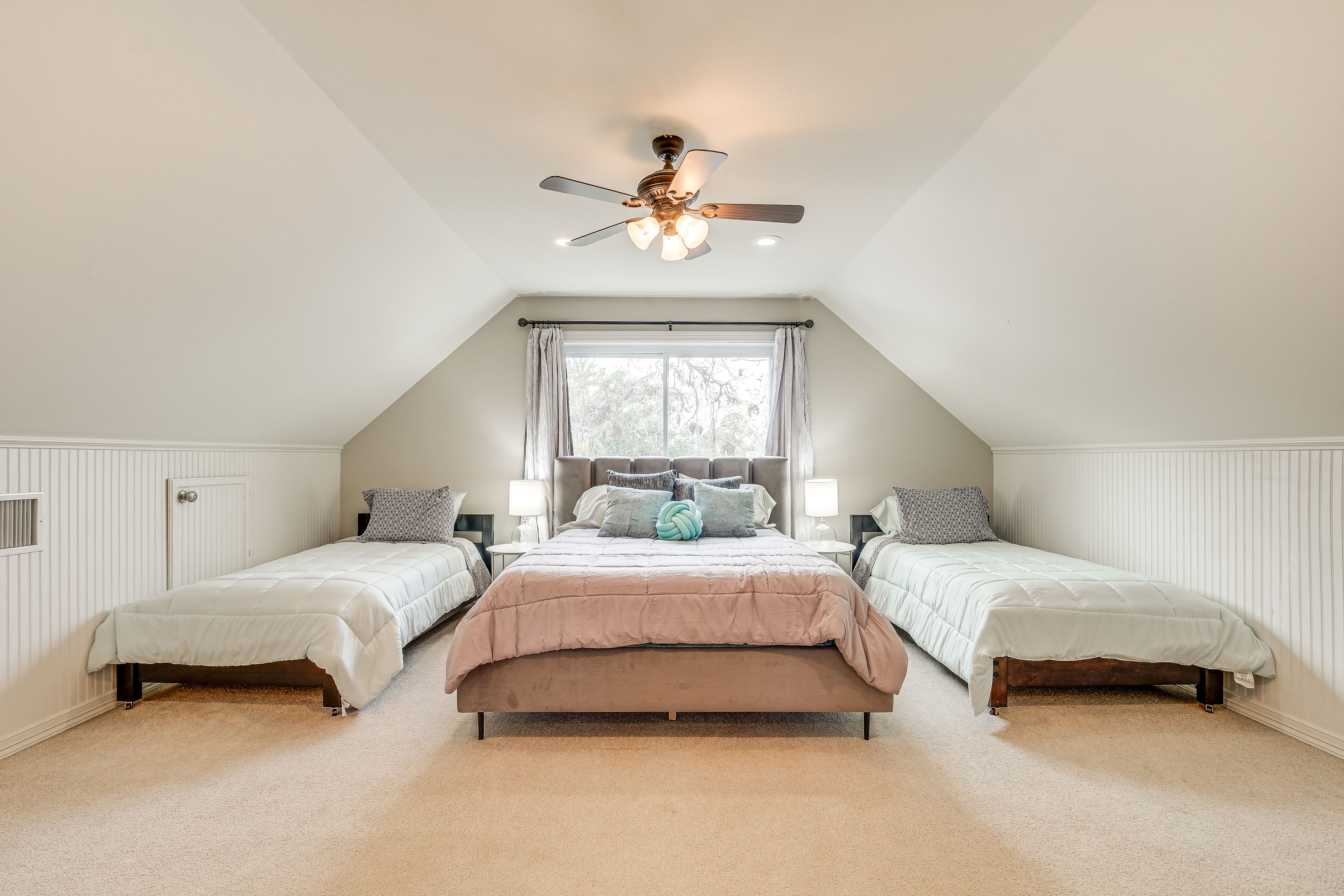 Loft | Queen Bed | 2 Twin Beds | En-Suite Bathroom