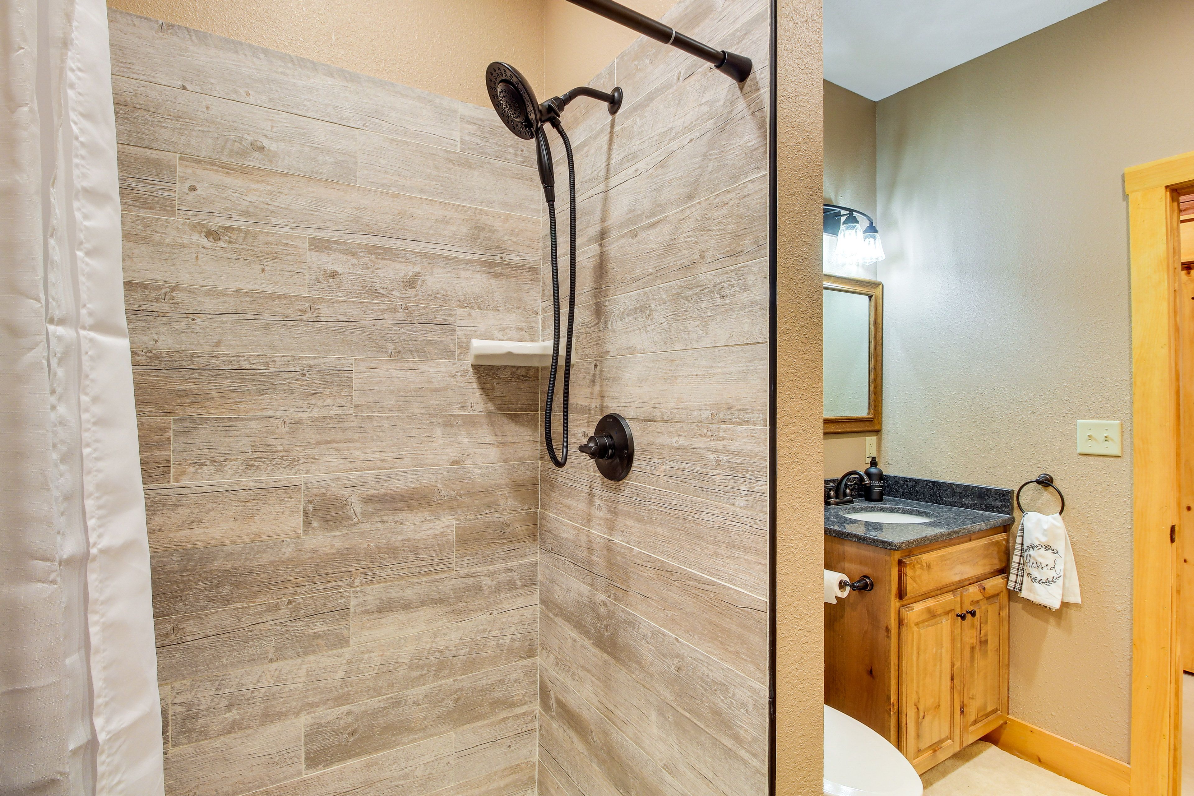 Full Bathroom | Complimentary Toiletries