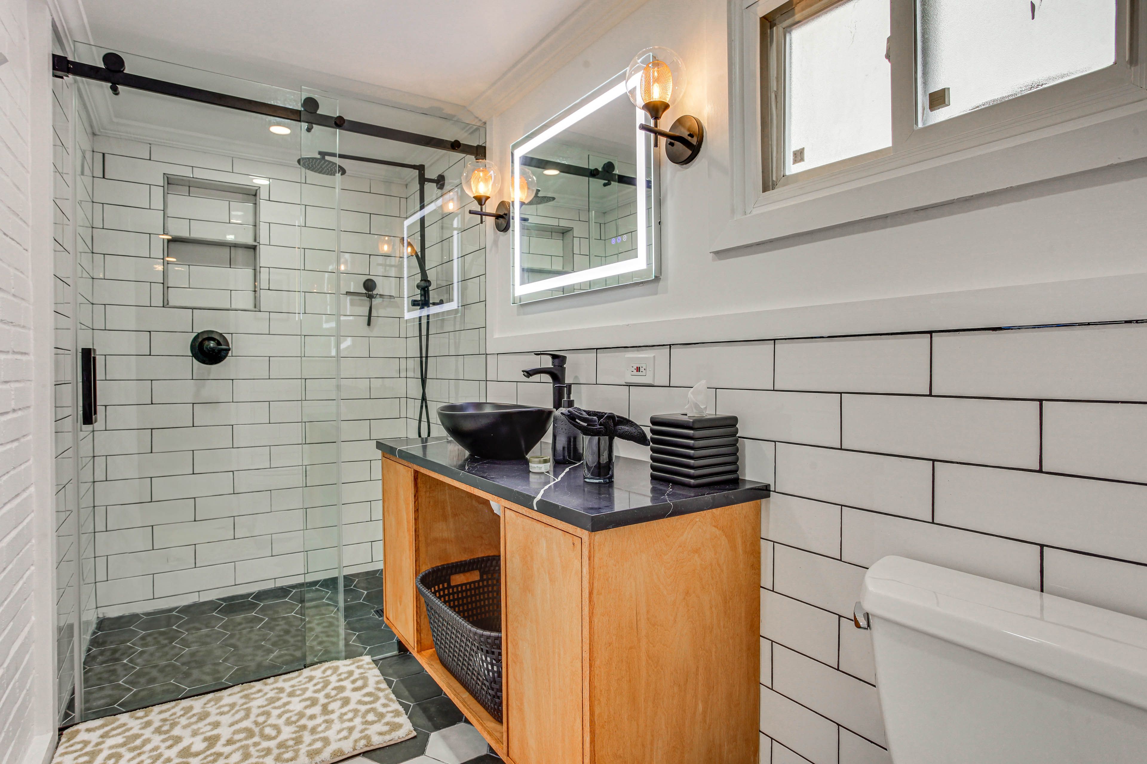 Full Bathroom | Complimentary Toiletries | Towels Provided