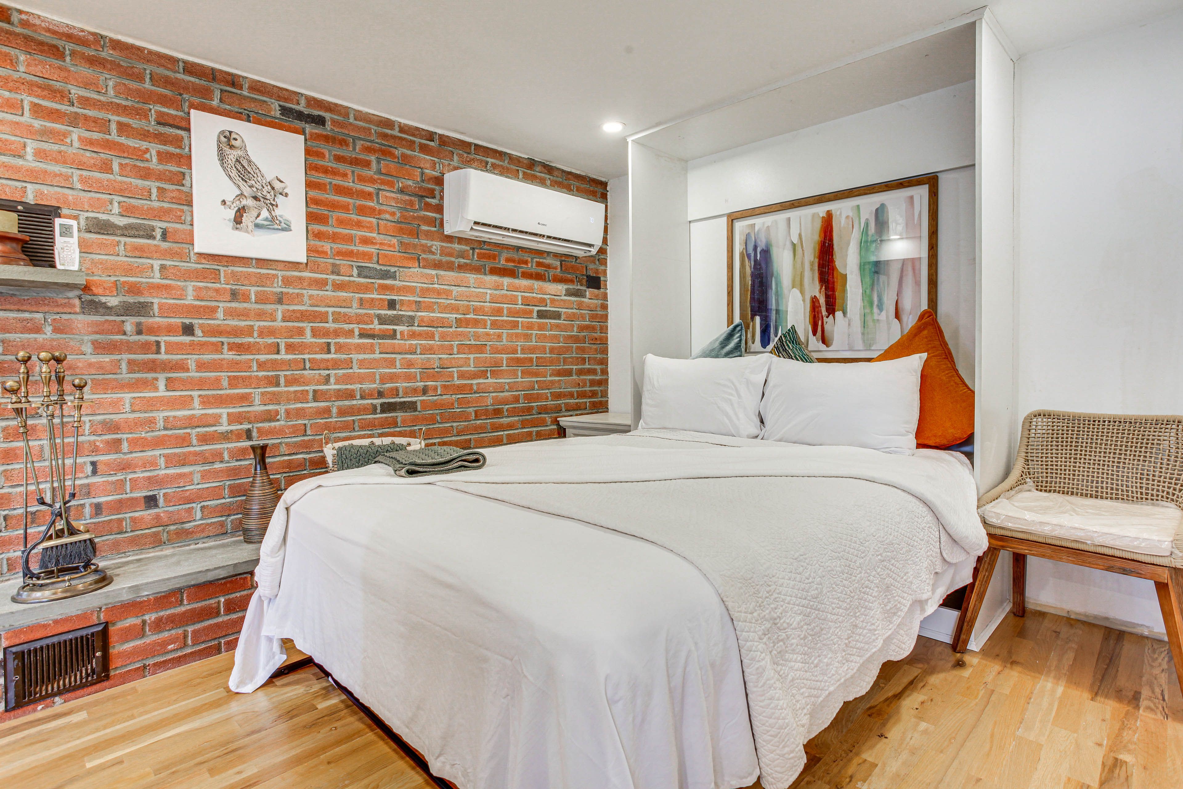 Studio | Queen Murphy Bed