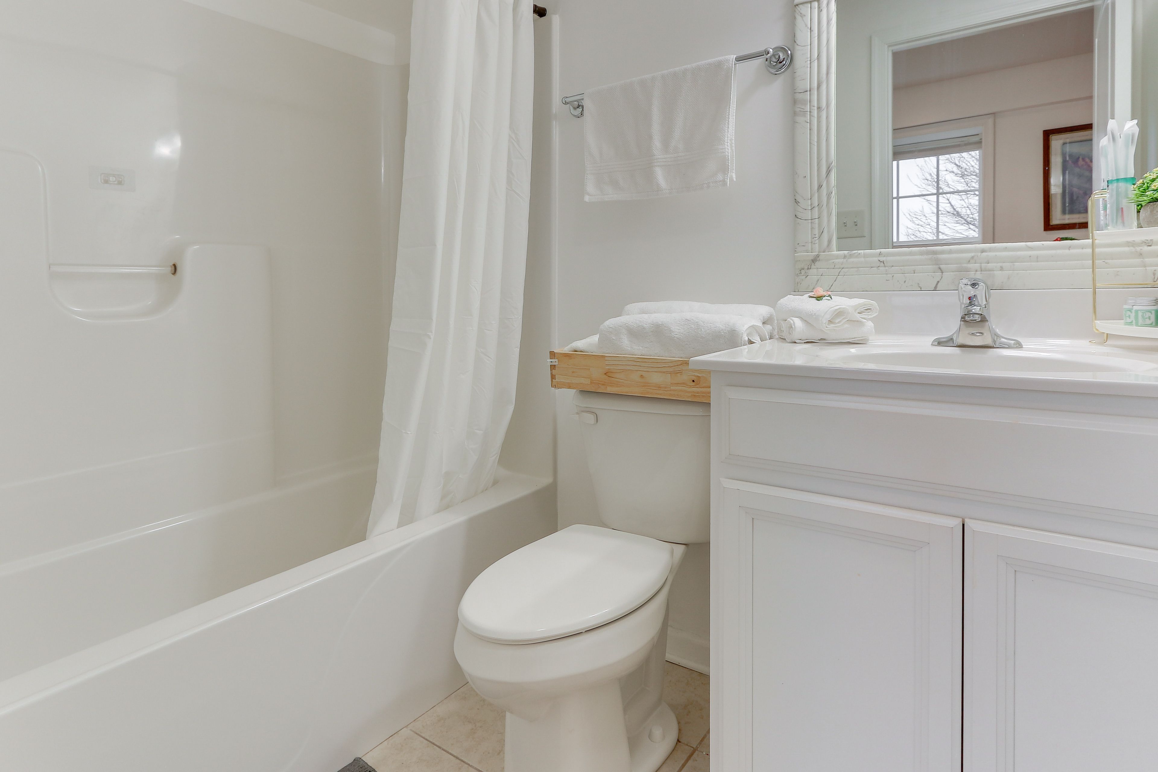 Full Bathroom | Towels Provided
