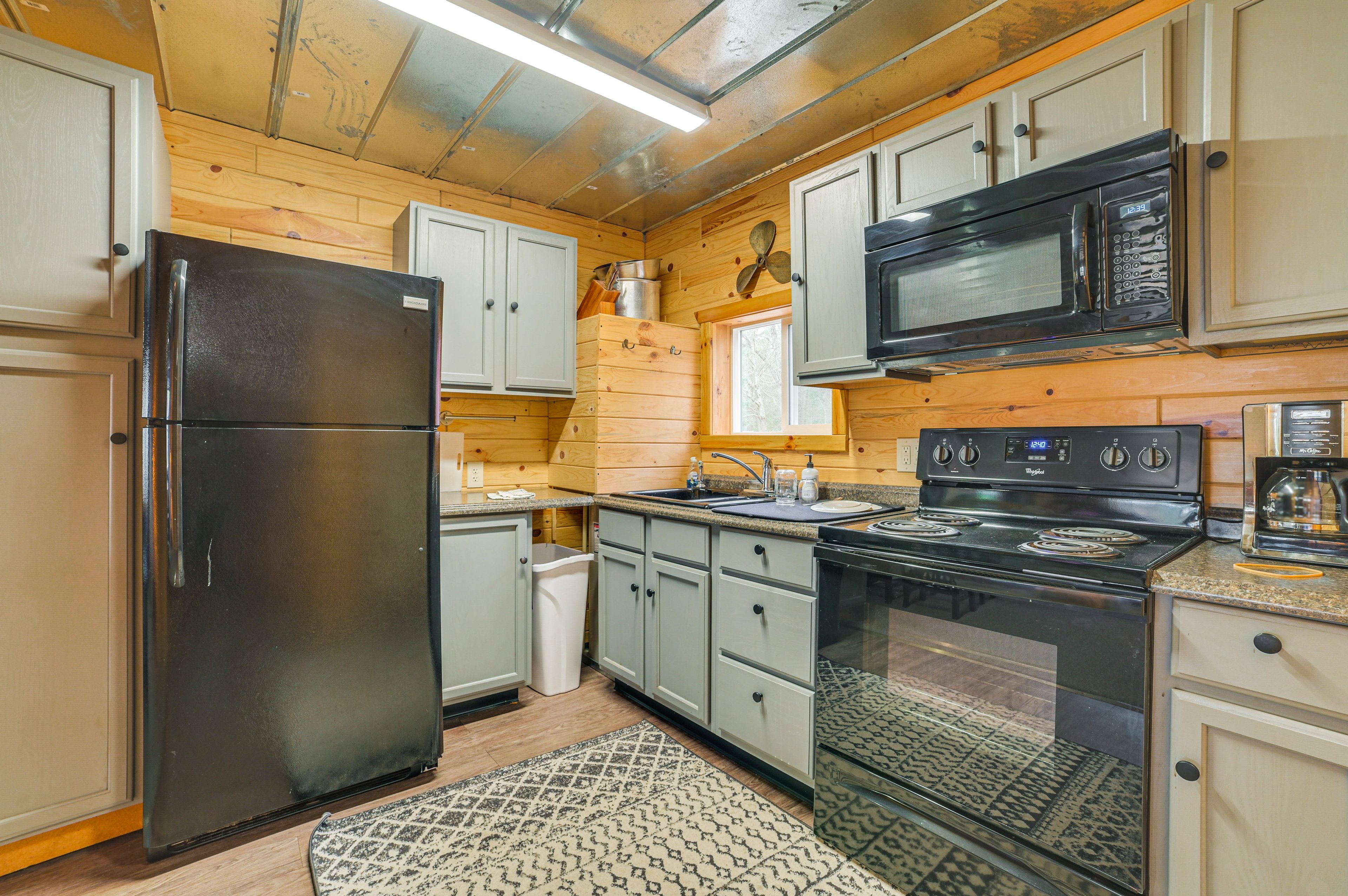 Kitchen | Central Air Conditioning | Free WiFi